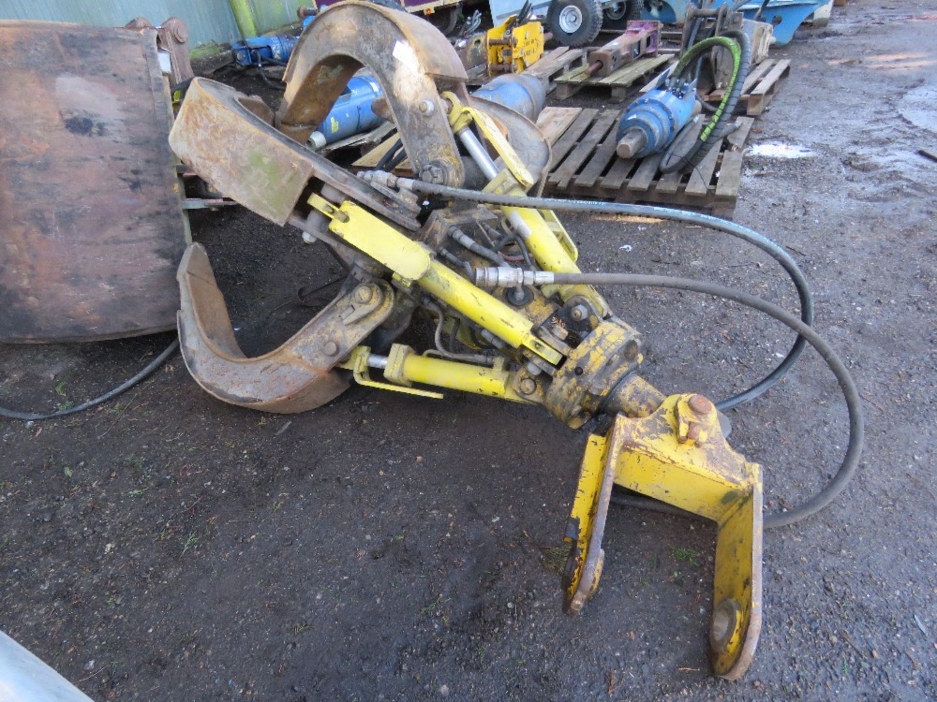 EXCAVATOR MOUNTED 5 TINE SCRAP GRAB WITH ROTATOR ON 65MM PINS, RAMS DONE LITTLE WORK SINCE REFURBISH