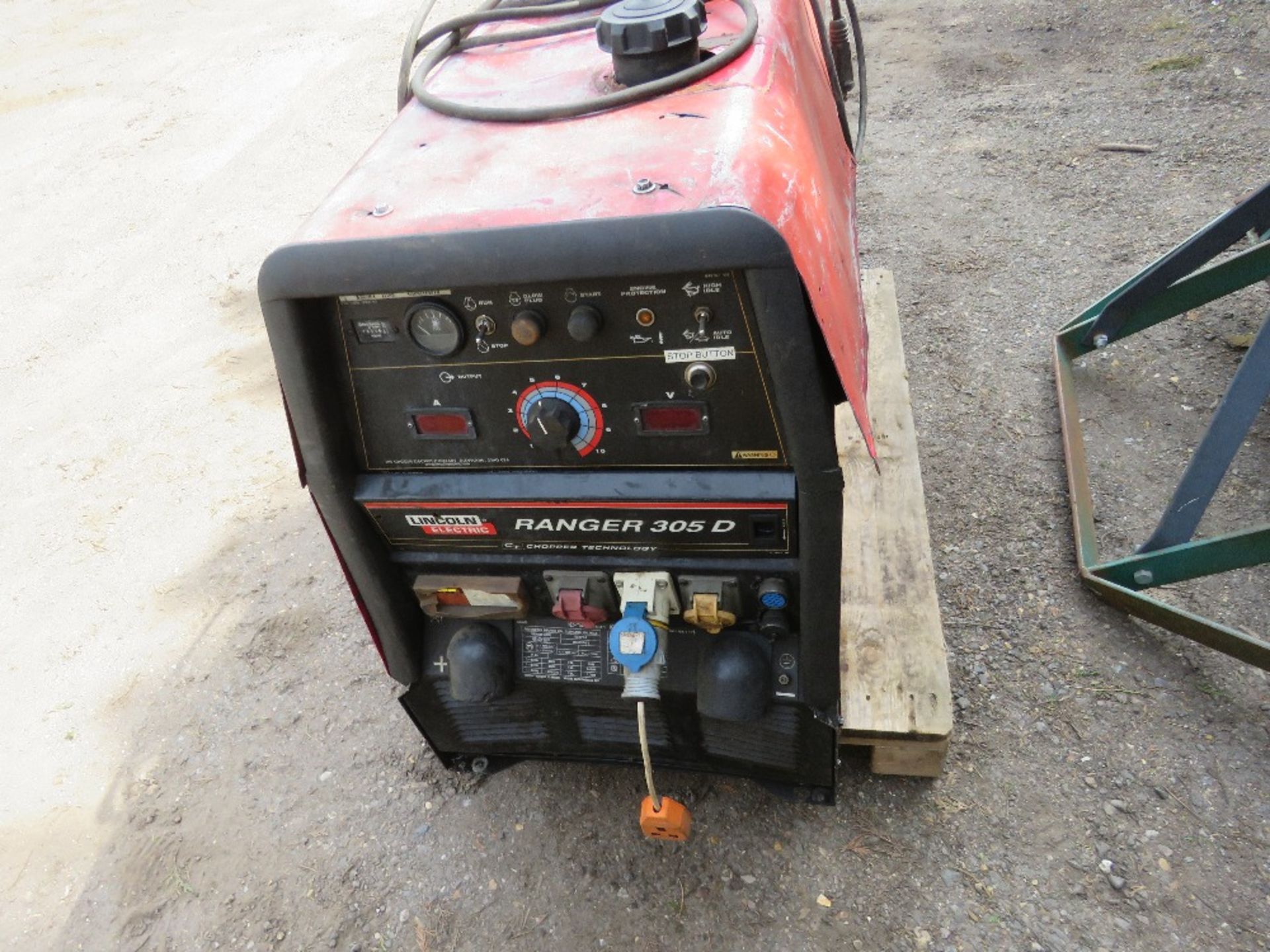 LINCOLN RANGER 305D DIESEL ENGINED WELDER GENERATOR SET WITH LEADS. SOURCED FROM COMPANY LIQUIDATION - Image 4 of 8