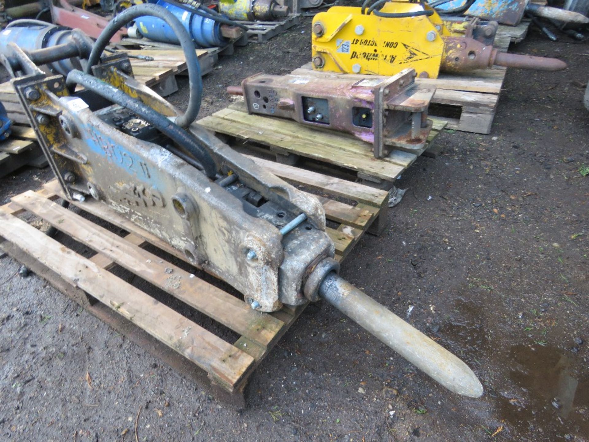 INDECO EXCAVATOR MOUNTED BREAKER ON 45MM PINS, 60MM BREAKER CHISEL WIDTH APPROX. - Image 4 of 5