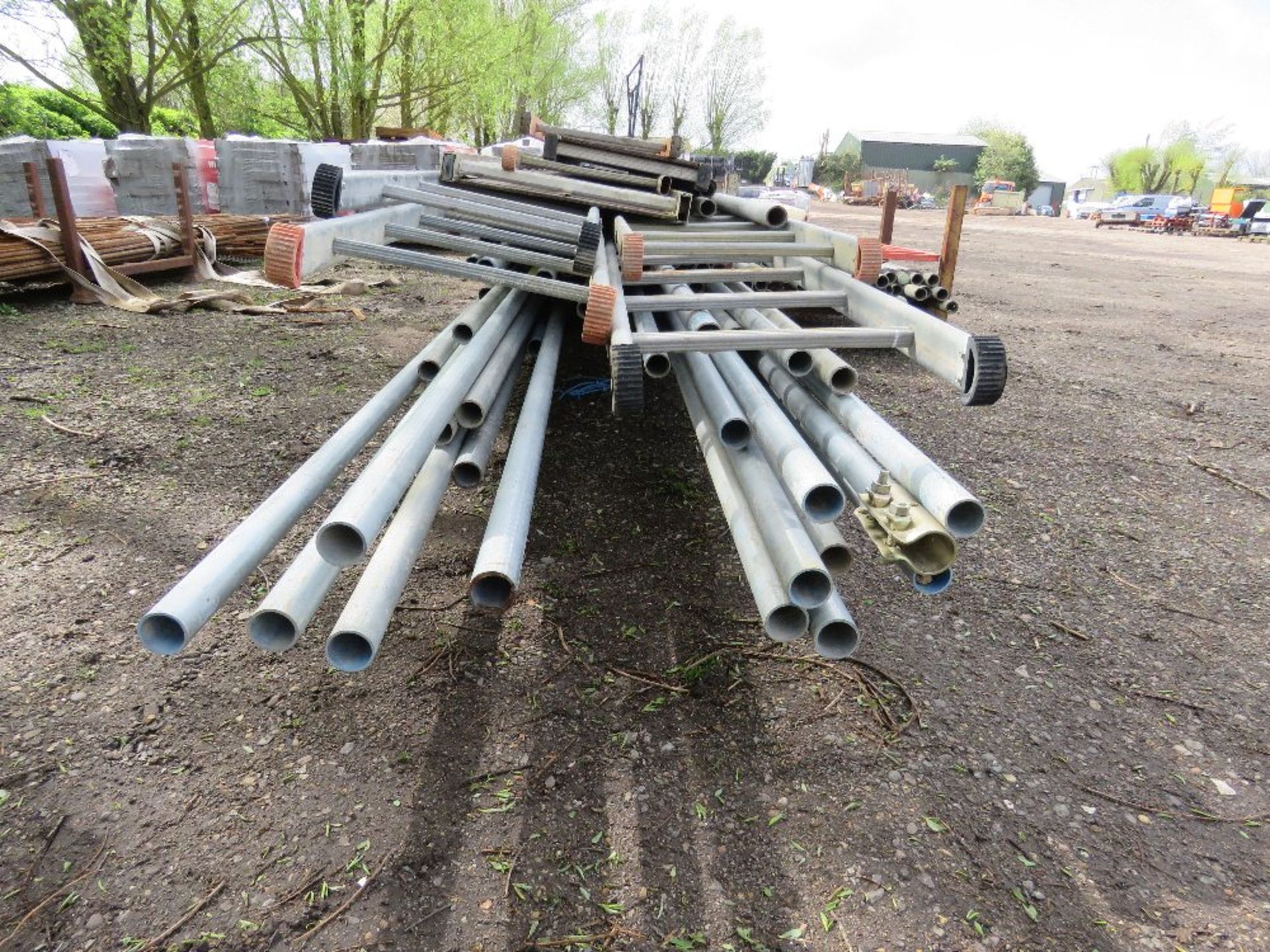 LARGE QUANTITY OF SCAFFOLDING TUBES 3FT-21FT LENGTH APPROX PLUS CLIPS AS SHOWN. SOURCED FROM COMPANY - Image 7 of 11