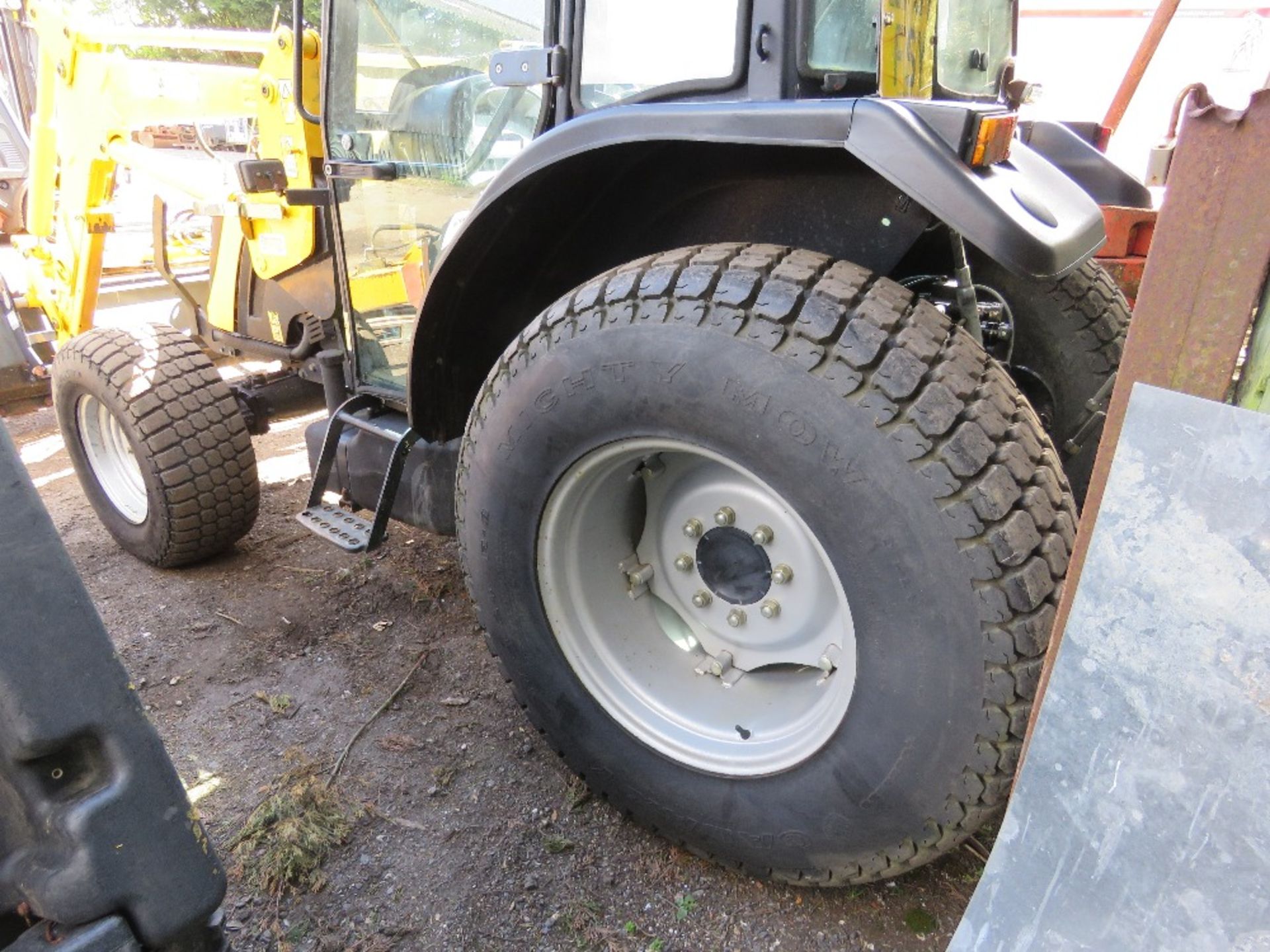 JCB 354 4WD 50HP TRACTOR WITH POWER LOADER ON GRASS TYRES REG:LF57 FSY. YEAR 2008 APPROX WITH V5. 1 - Image 7 of 25