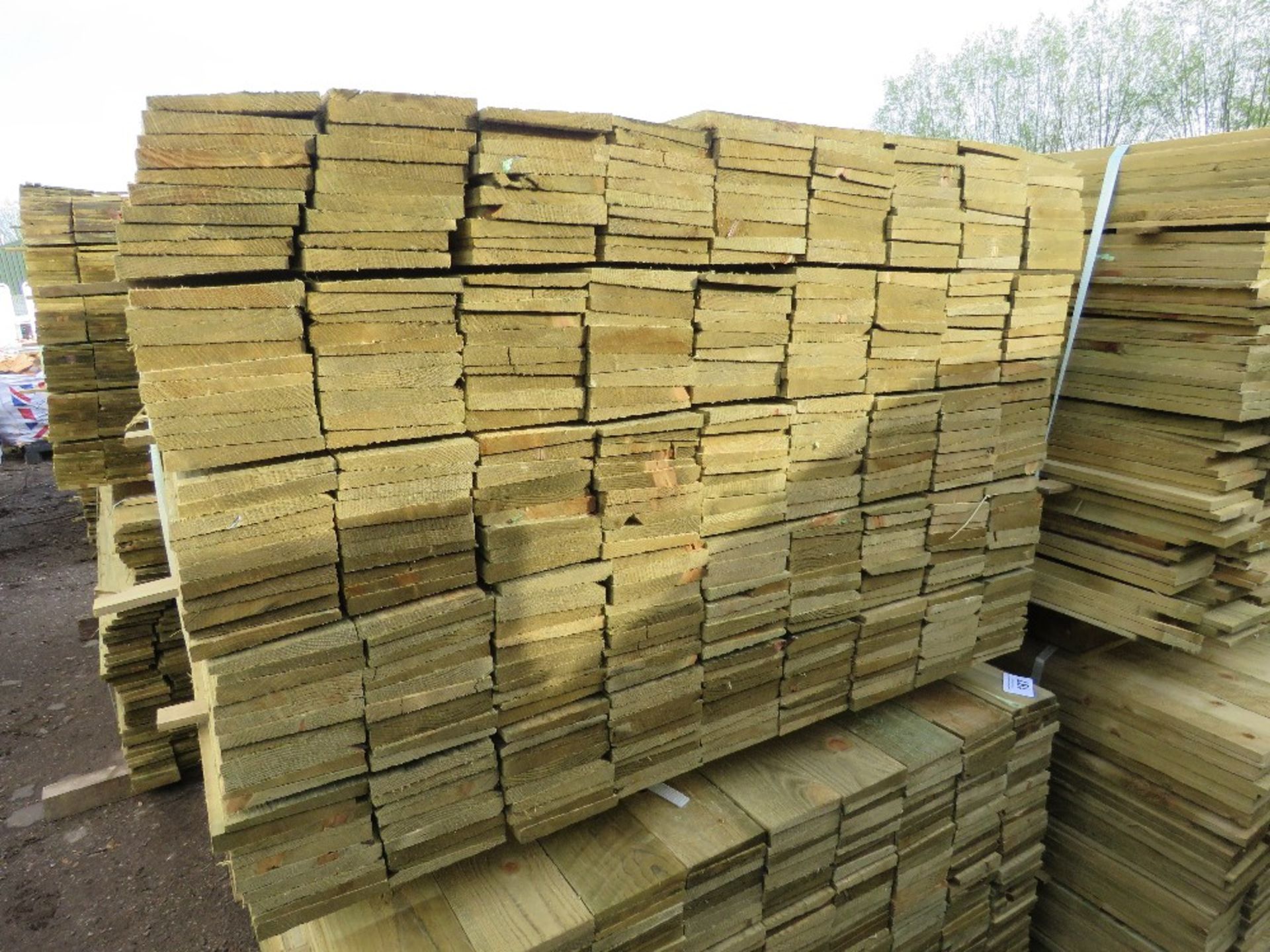LARGE PACK OF PRESSURE TREATED FEATHER EDGE TIMBER CLADDING BOARDS. 1.50M LENGTH X 100MM WIDTH APPRO - Bild 2 aus 3