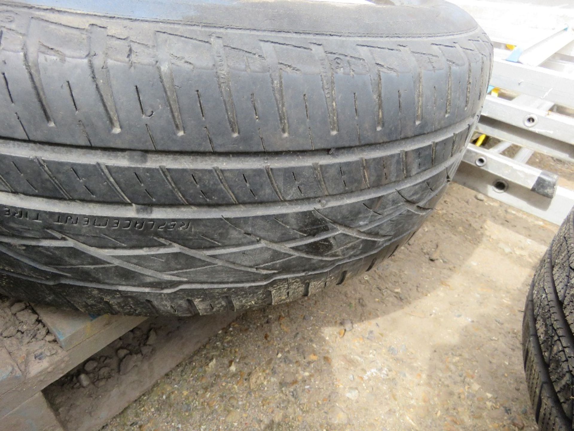SET OF 4NO BMW 235/65R17 ALLOY WHEELS AND TYRES. - Image 3 of 5