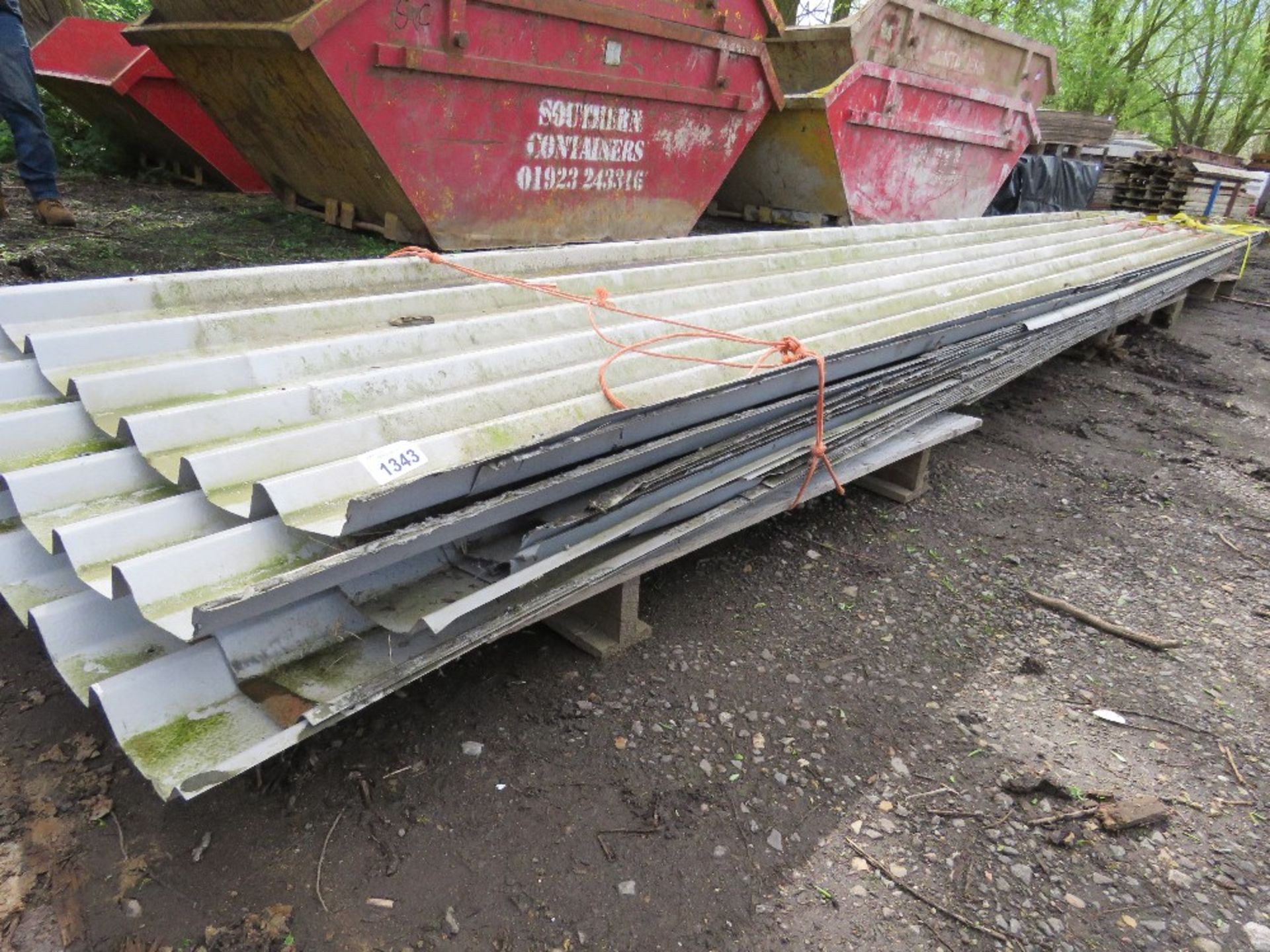 STACK OF PRE USED BOX PROFILE ROOF SHEETS. 0.97M WIDTH APPROX. LENGTHS UP TO 7M. - Bild 6 aus 6