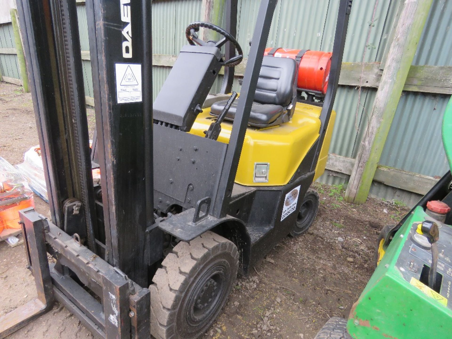 DAEWOO G18S-2 GAS POWERED FORKLIFT TRUCK WITH SIDE SHIFT. 1.8TONNE LIFT CAPACITY. 8136 REC HOURS. YE - Image 3 of 12