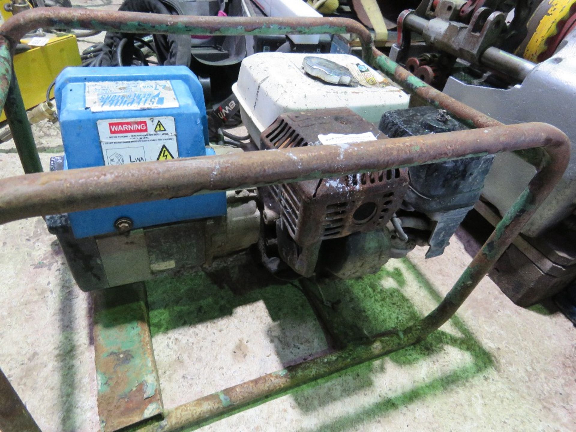 DUAL VOLTAGE PETROL ENGINED GENERATOR. - Image 3 of 3
