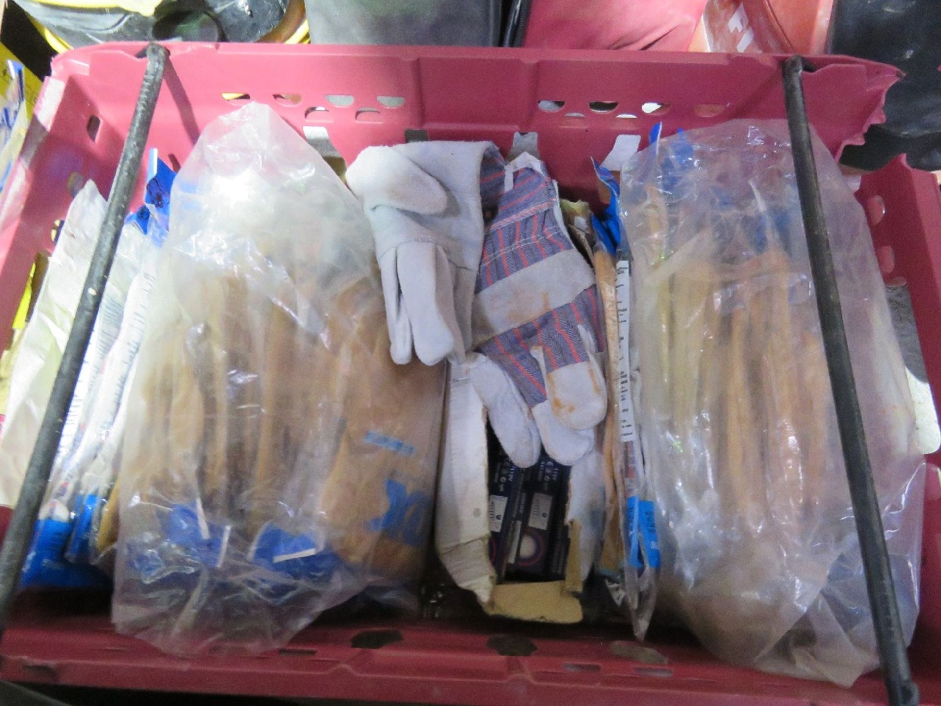 2 X CRATES OF WORK GLOVES. ....THIS LOT IS SOLD UNDER THE AUCTIONEERS MARGIN SCHEME, THEREFORE NO VA - Image 4 of 5