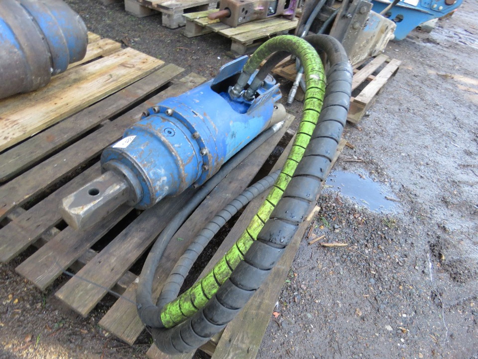 LARGE SIZED EXCAVATOR MOUNTED AUGER DRIVE HEAD. 75MM SQUARE DRIVE HEAD, 45MM TOP PIN SIZE APPROX. - Image 2 of 4