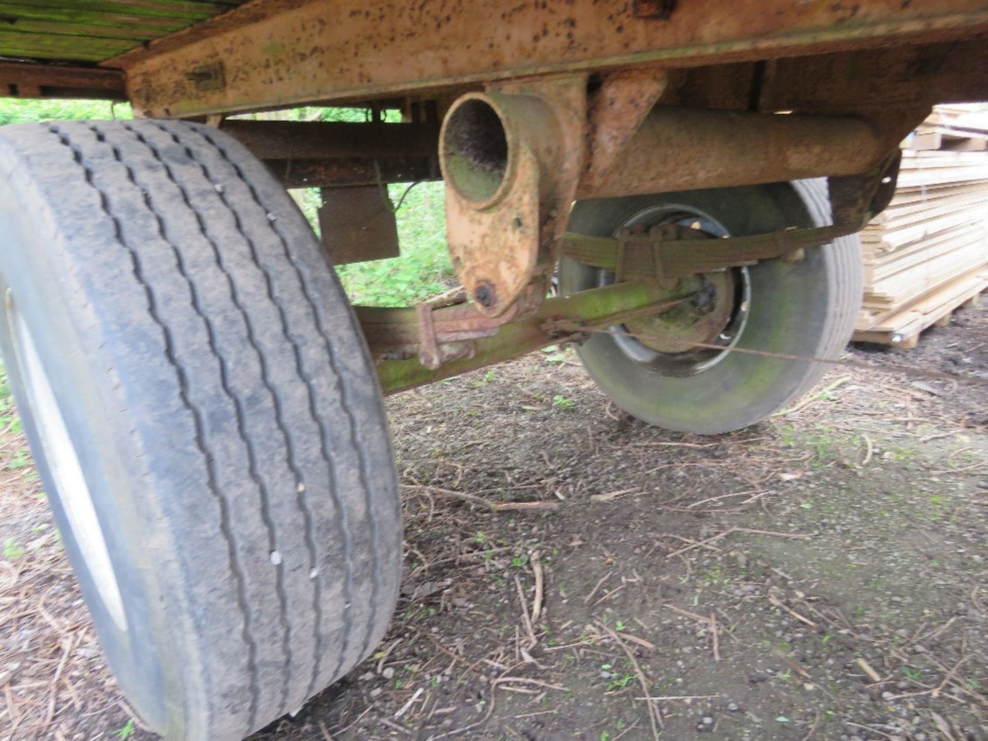 SINGLE AXLED FLAT BED BALE TRAILER, 20FT X 8FT BED APPROX ON SUPER SINGLE WHEELS.....THIS LOT IS SOL - Image 4 of 8