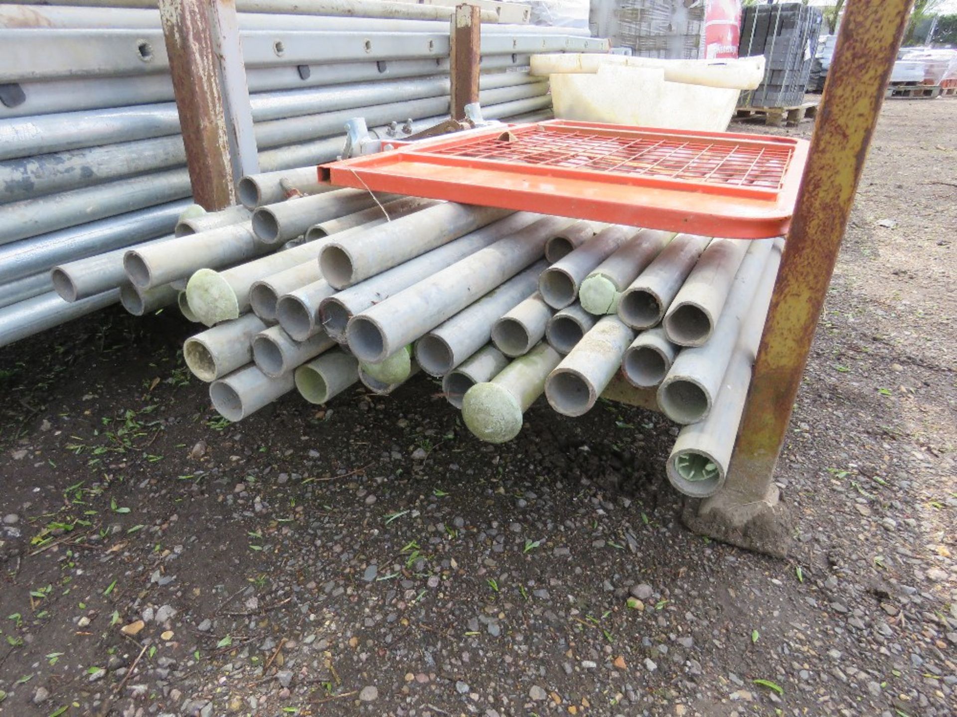 LARGE QUANTITY OF SCAFFOLDING TUBES 3FT-21FT LENGTH APPROX PLUS CLIPS AS SHOWN. SOURCED FROM COMPANY - Image 6 of 11