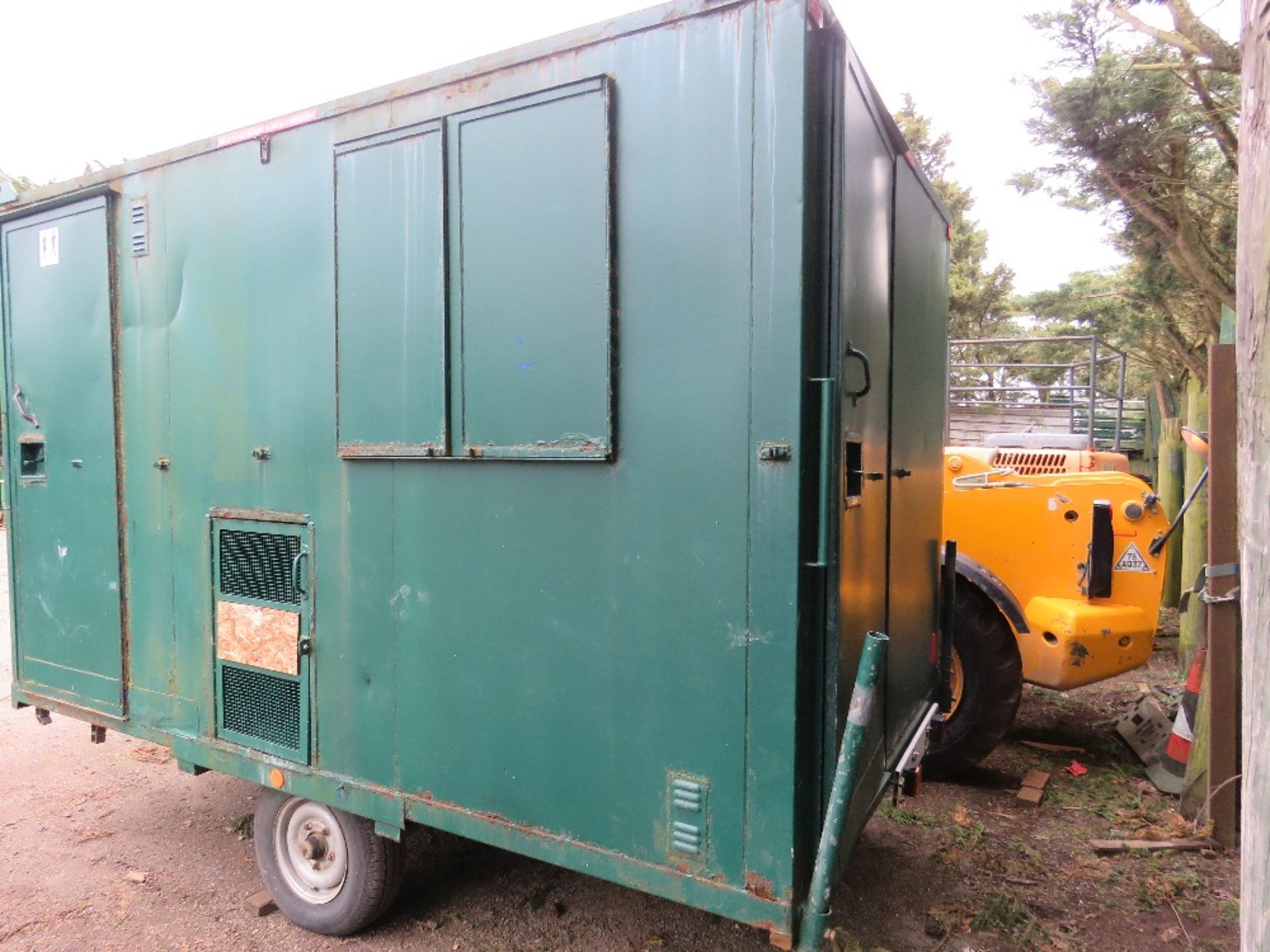 SINGLE AXLE TOWED WELFARE TRAILER 12FT LENGTH APPROX WITH CANTEEN AND TOILET. SUPPLIED WITH KEY. DIR - Image 13 of 15