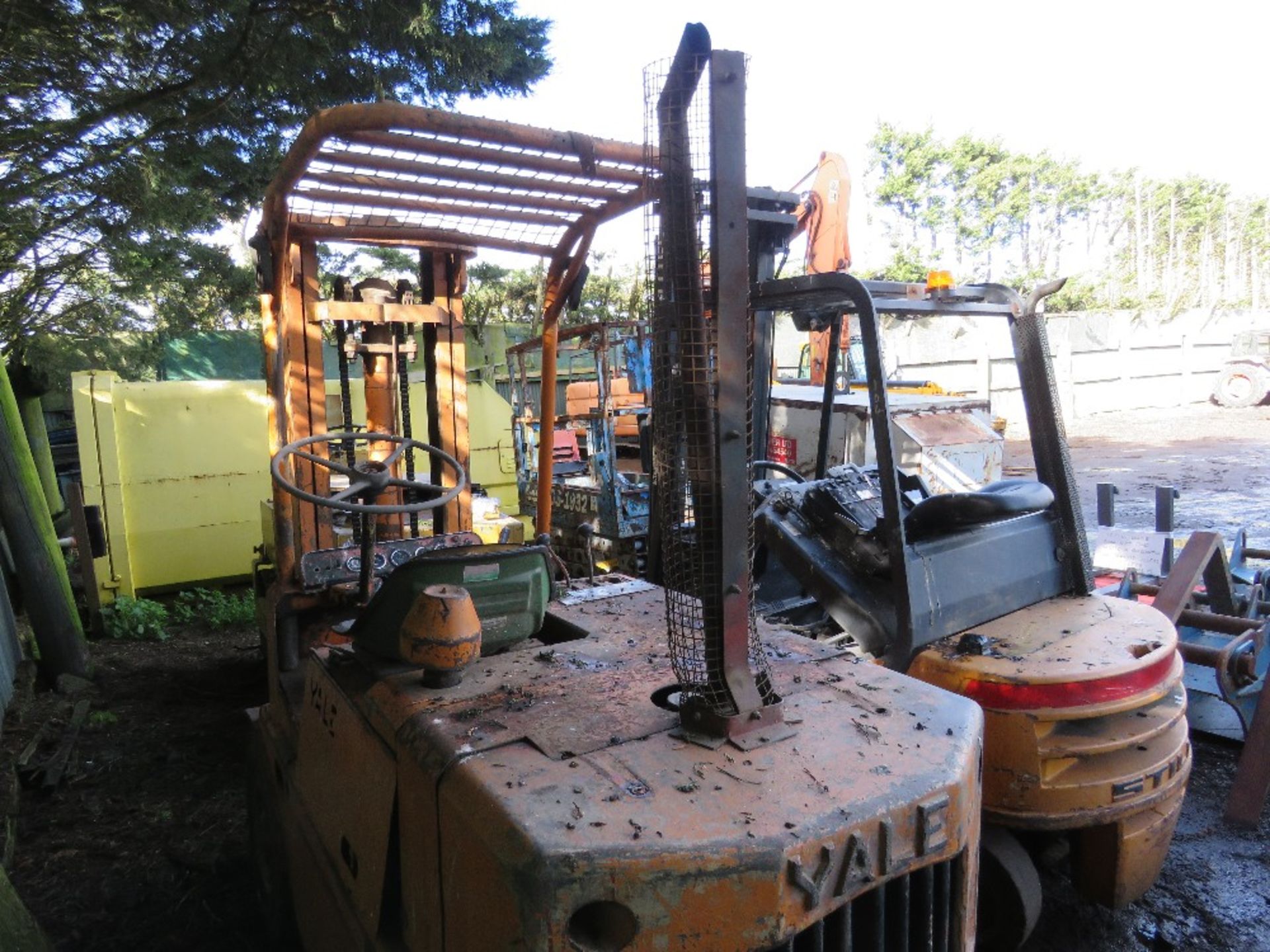 YALE DIESEL FORKLIFT TRUCK. WHEN TESTED WAS SEEN TO DRIVE, BRAKE AND LIFT (STEERING TIGHT). SEE VIDE - Image 4 of 9