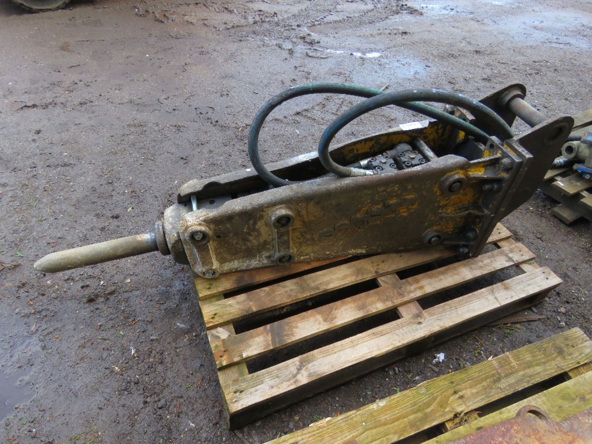 INDECO EXCAVATOR MOUNTED BREAKER ON 45MM PINS, 60MM BREAKER CHISEL WIDTH APPROX. - Image 5 of 5