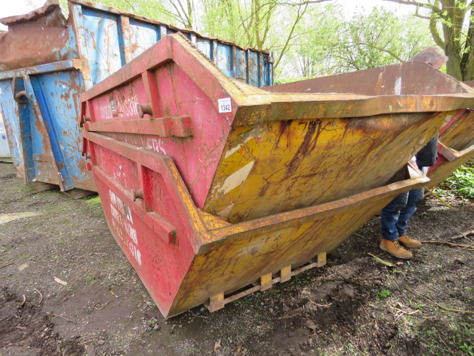 2NO CHAIN LIFT WASTE SKIPS, 8 YARD CAPACITY APPROX. SOURCED FROM COMPANY LIQUIDATION.