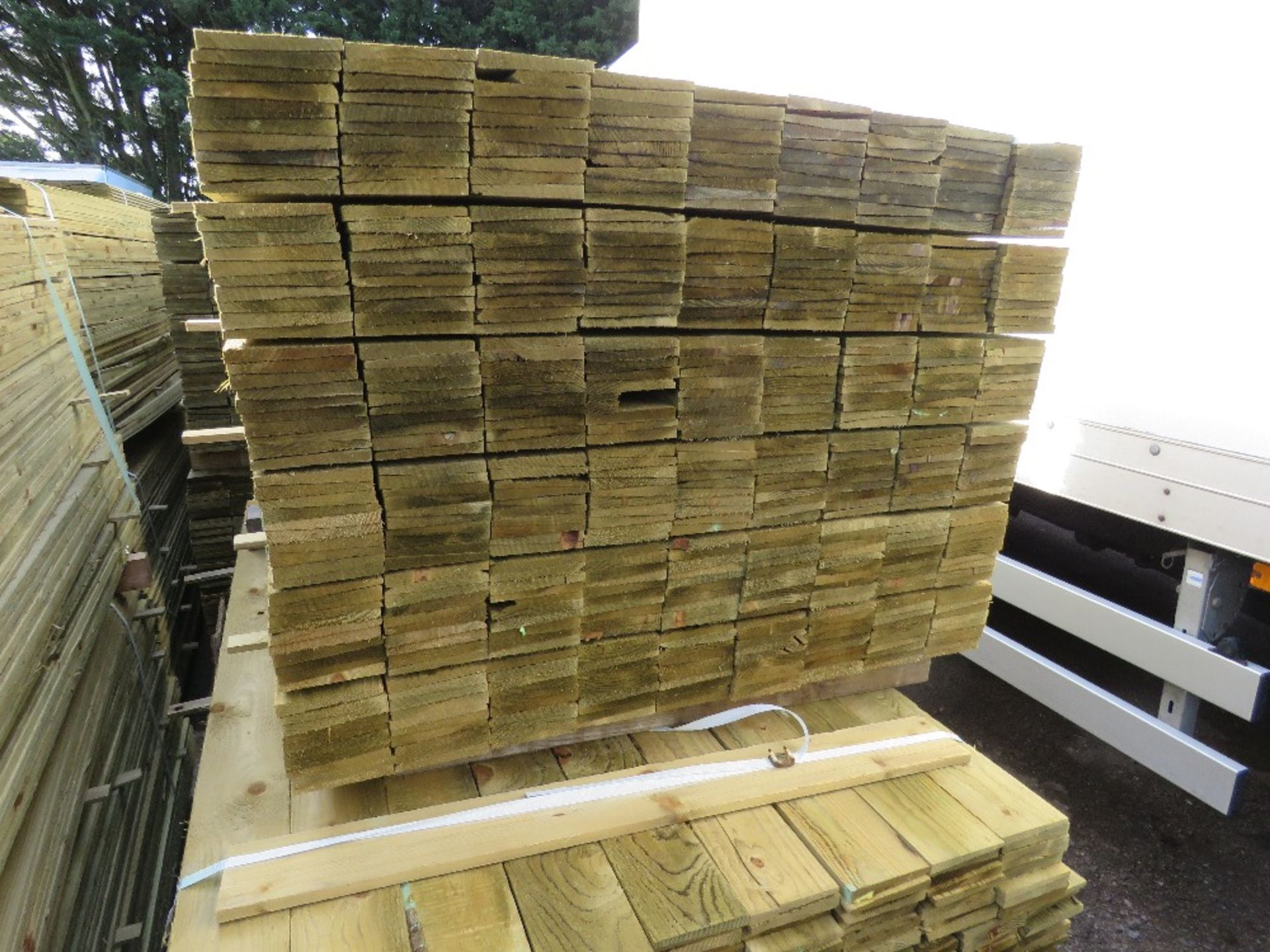 LARGE PACK OF PRESSURE TREATED FEATHER EDGE TIMBER CLADDING BOARDS. 1.20M LENGTH X 100MM WIDTH APPRO - Bild 2 aus 3