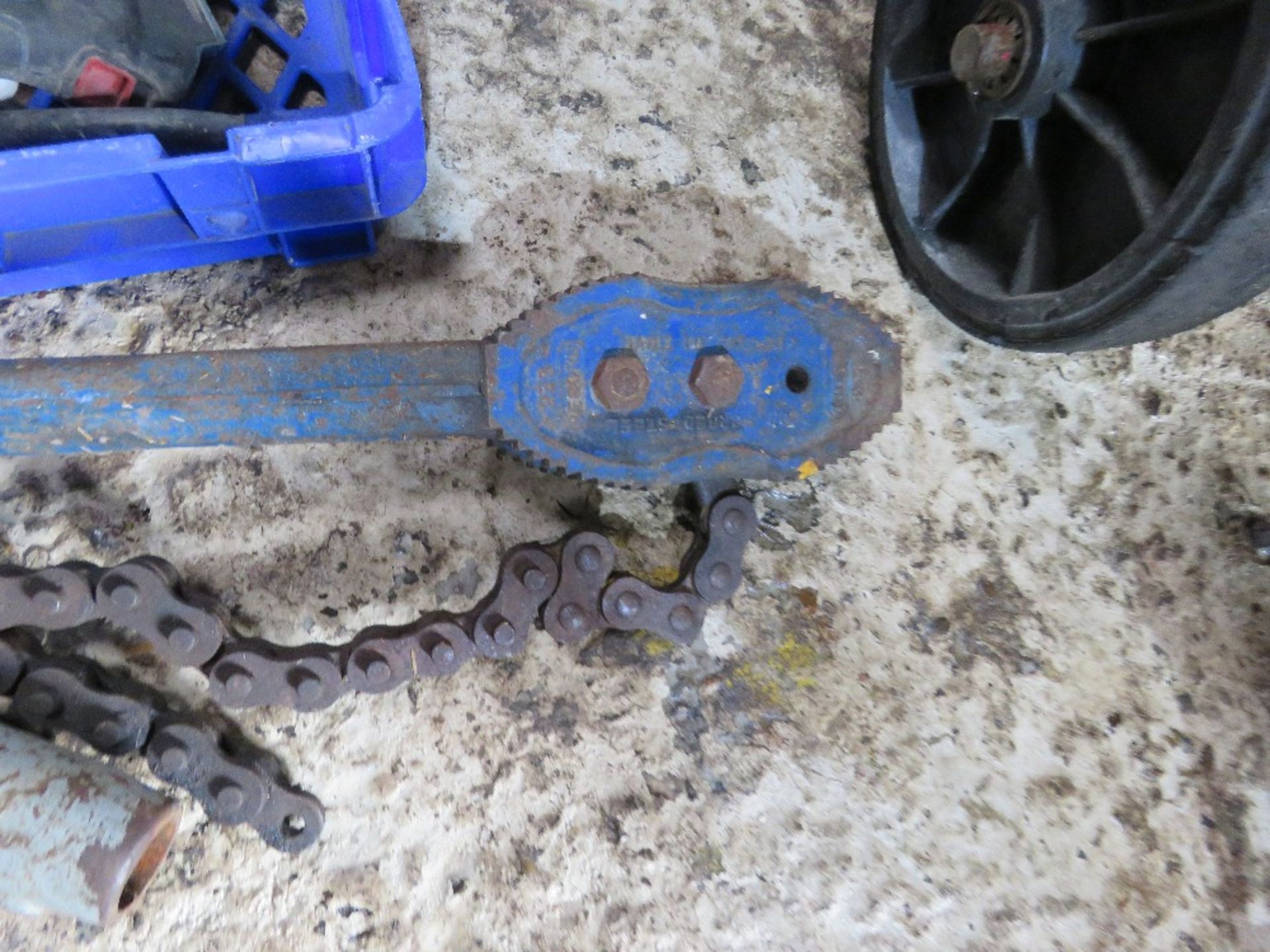 PIPE CHAIN SPANNER PLUS A CLAY PIPE CUTTING HEAD. - Image 3 of 3