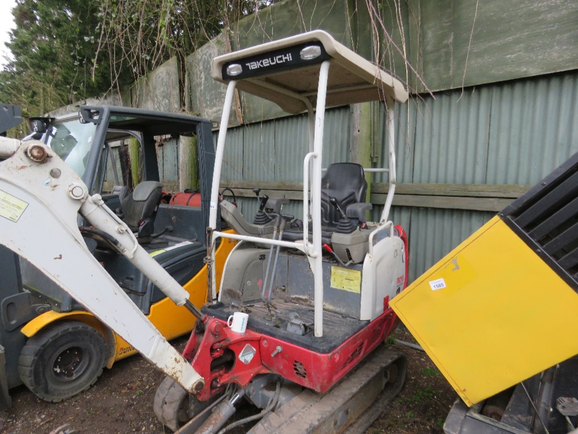 TAKEUCHI TB216 RUBBER TRACKED MINI EXCAVATOR YEAR 2020 BUILD. WITH ONE BUCKET, EXPANDING TRACKS SN - Image 7 of 12