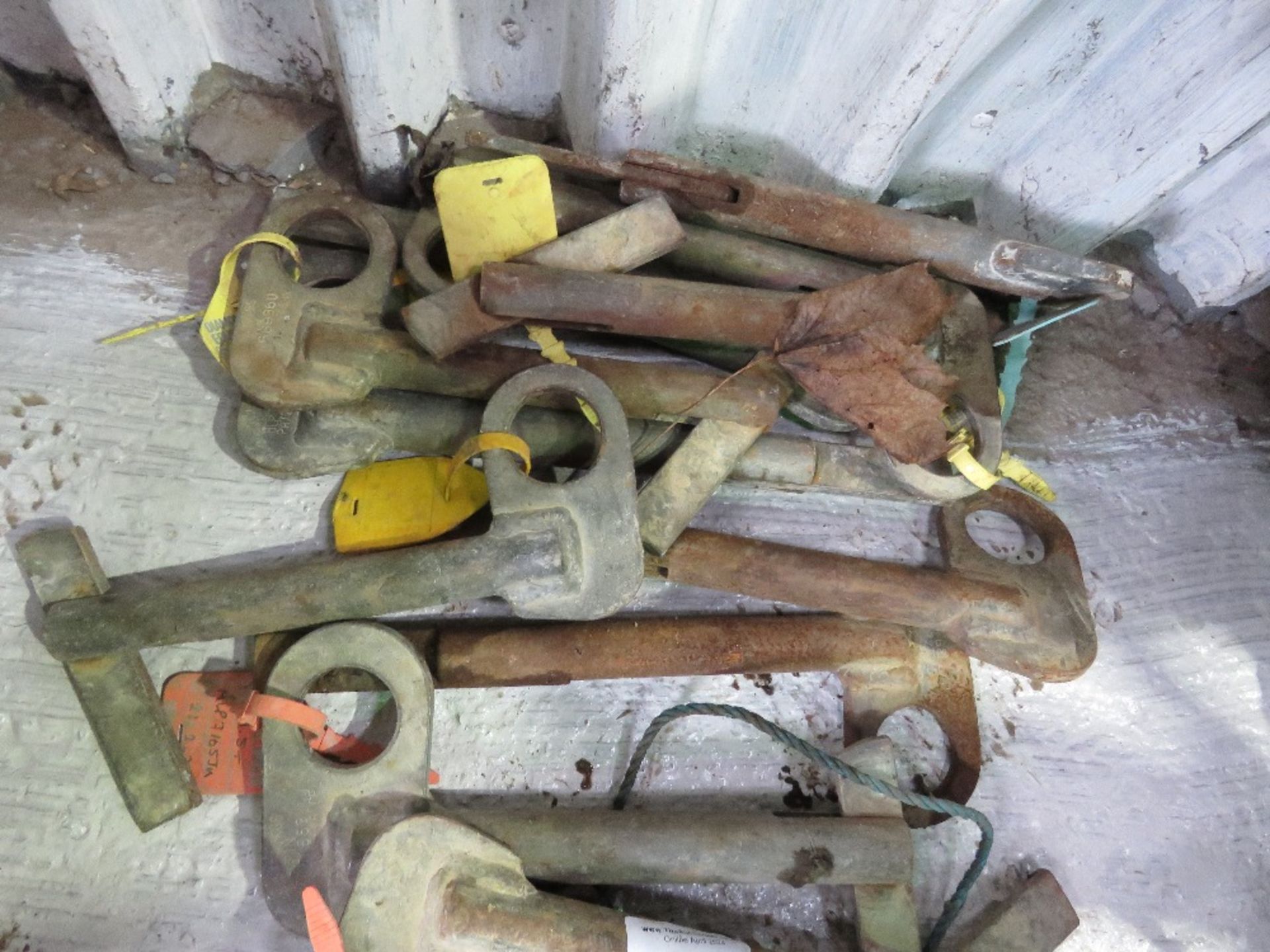 SPECIALIST LIFTING ITEMS: 11NO PINS, 5 X LIFTING TOGGLES, SMALL CHAIN & 2NO SHACKLES. SOURCED FROM C - Image 2 of 4