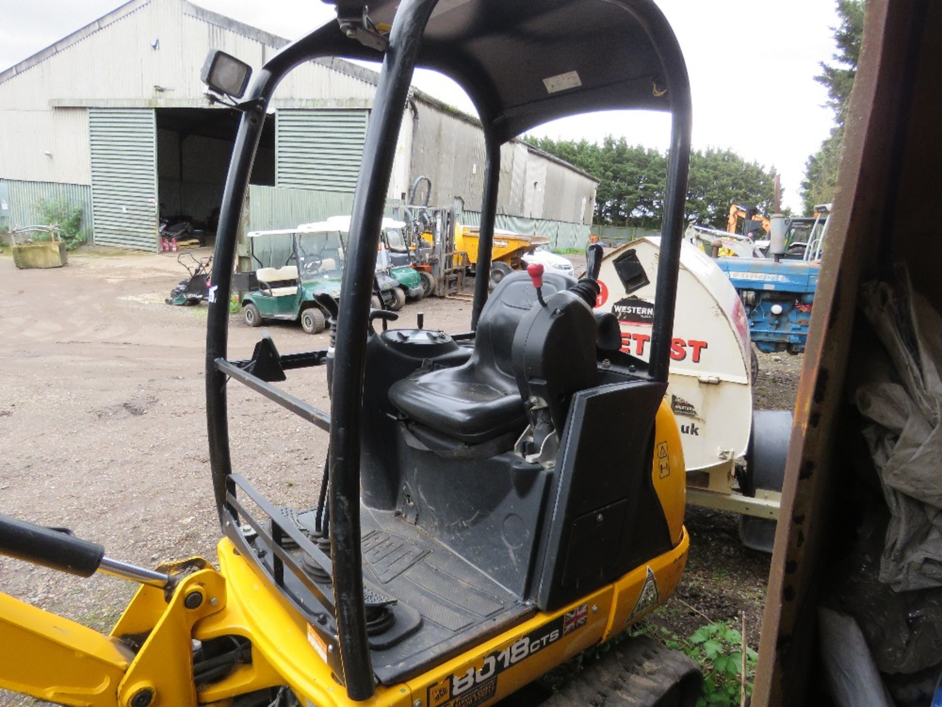 JCB 8018CTS RUBBER TRACKED MINI EXCAVATOR YEAR 2017, 1017 REC HOURS. WITH ONE BUCKET AND A POST HOLE - Image 7 of 14