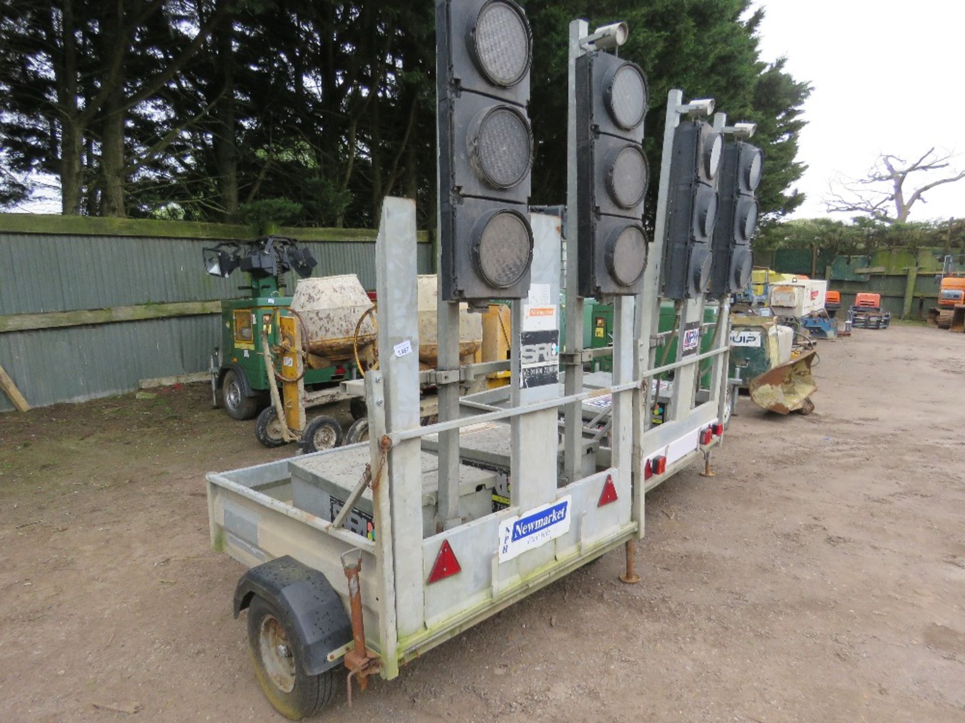 TRAFFIC LIGHT TRAILER AND LIGHTS (NO BATTERIES) INCLUDING A CHARGER UNIT.