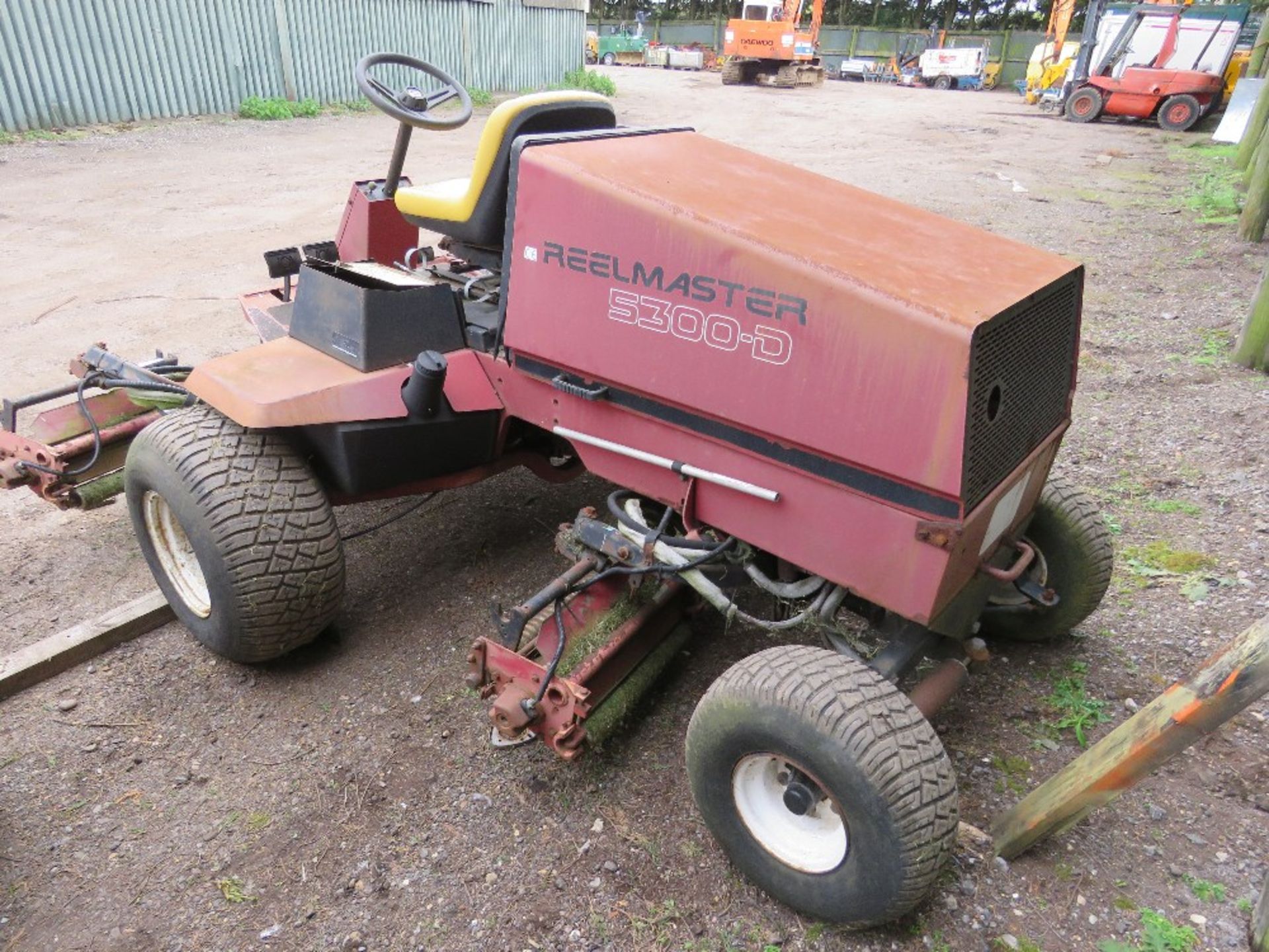 TORO 5 GANG RIDE ON MOWER, 2WD. WHNE TESTED WAS SEEN TO RUN, DRIVE AND MOWERS TURNED.....THIS LOT IS