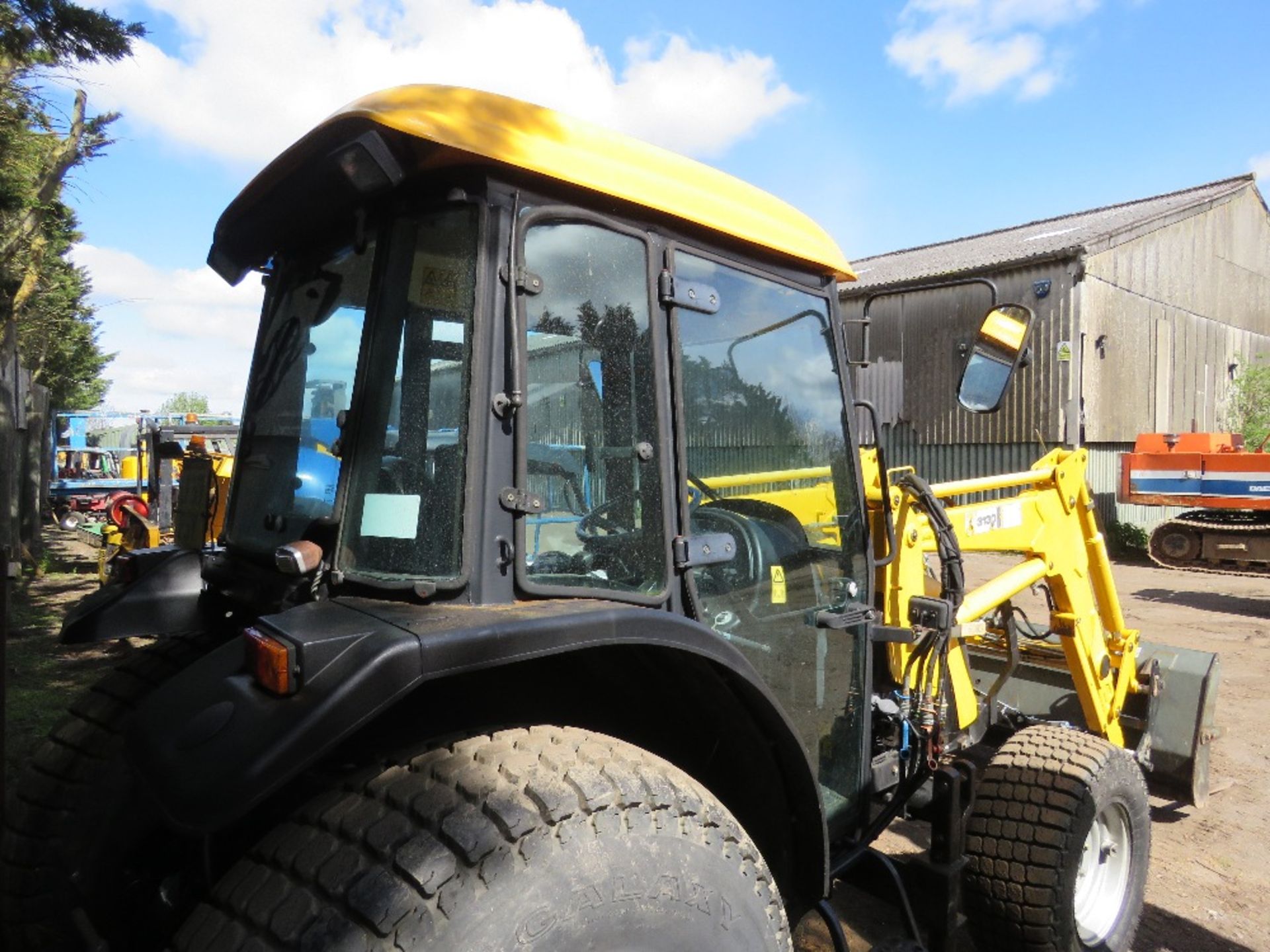 JCB 354 4WD 50HP TRACTOR WITH POWER LOADER ON GRASS TYRES REG:LF57 FSY. YEAR 2008 APPROX WITH V5. 1 - Image 8 of 25