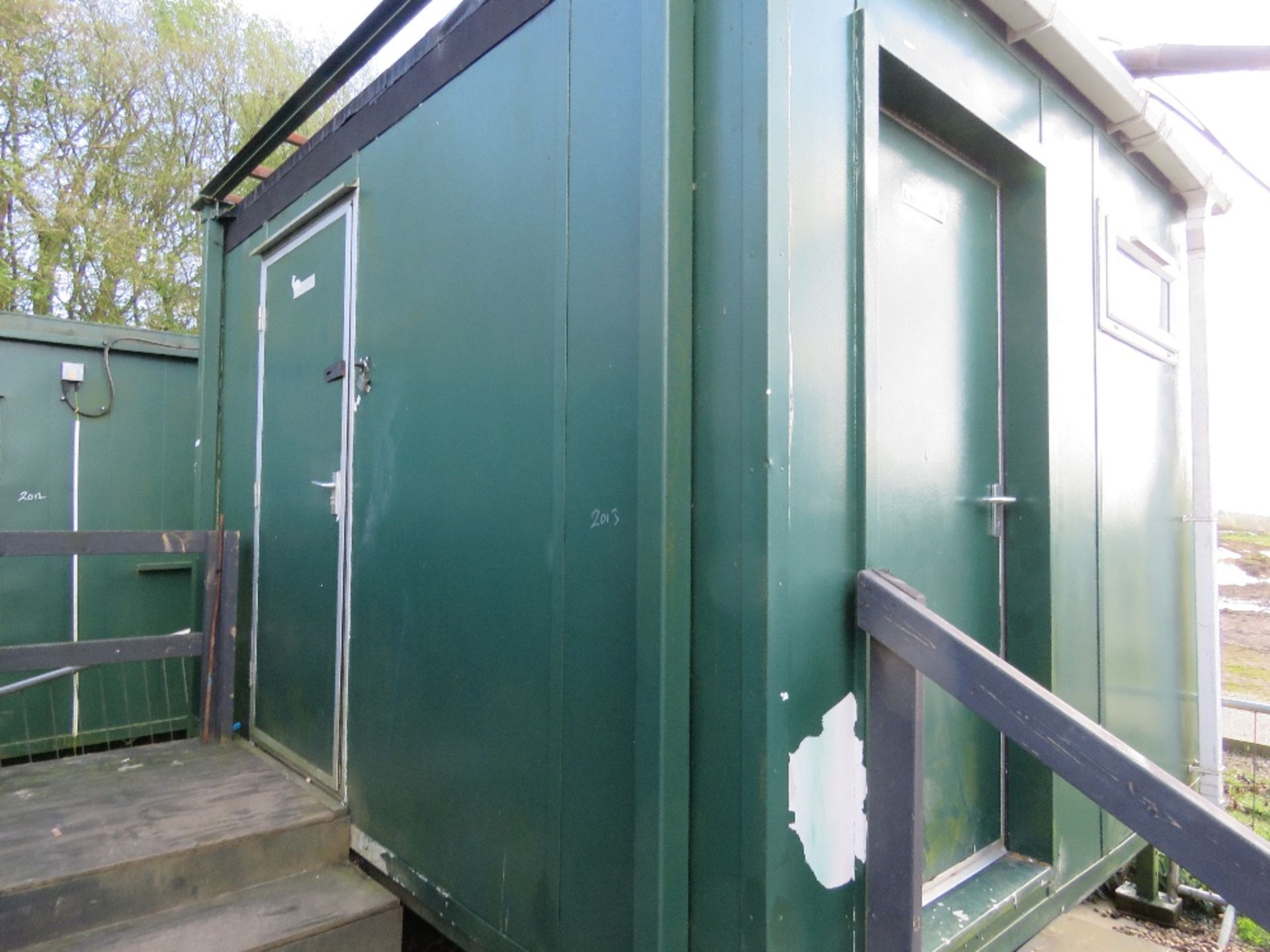 PORTABLE JACKLEG TOILET BLOCK 12FT X 10FT (INCLUDING JACKLEGS) APPROX INCLUDING PLASTIC TANK UNDERNE