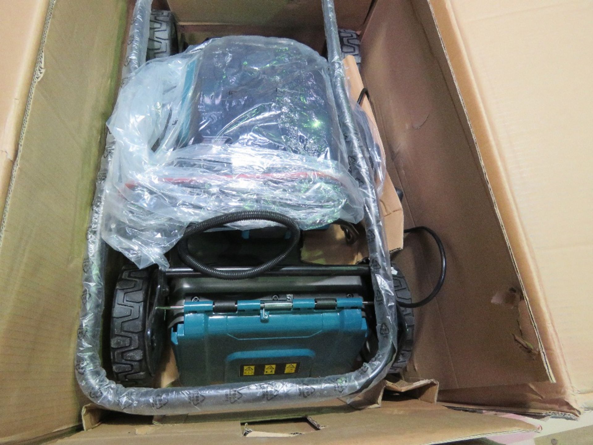 MAKITA BATTERY POWERED LAWNMOWER IN A BOX...BATTERIES NOT INCLUDED. - Image 7 of 7