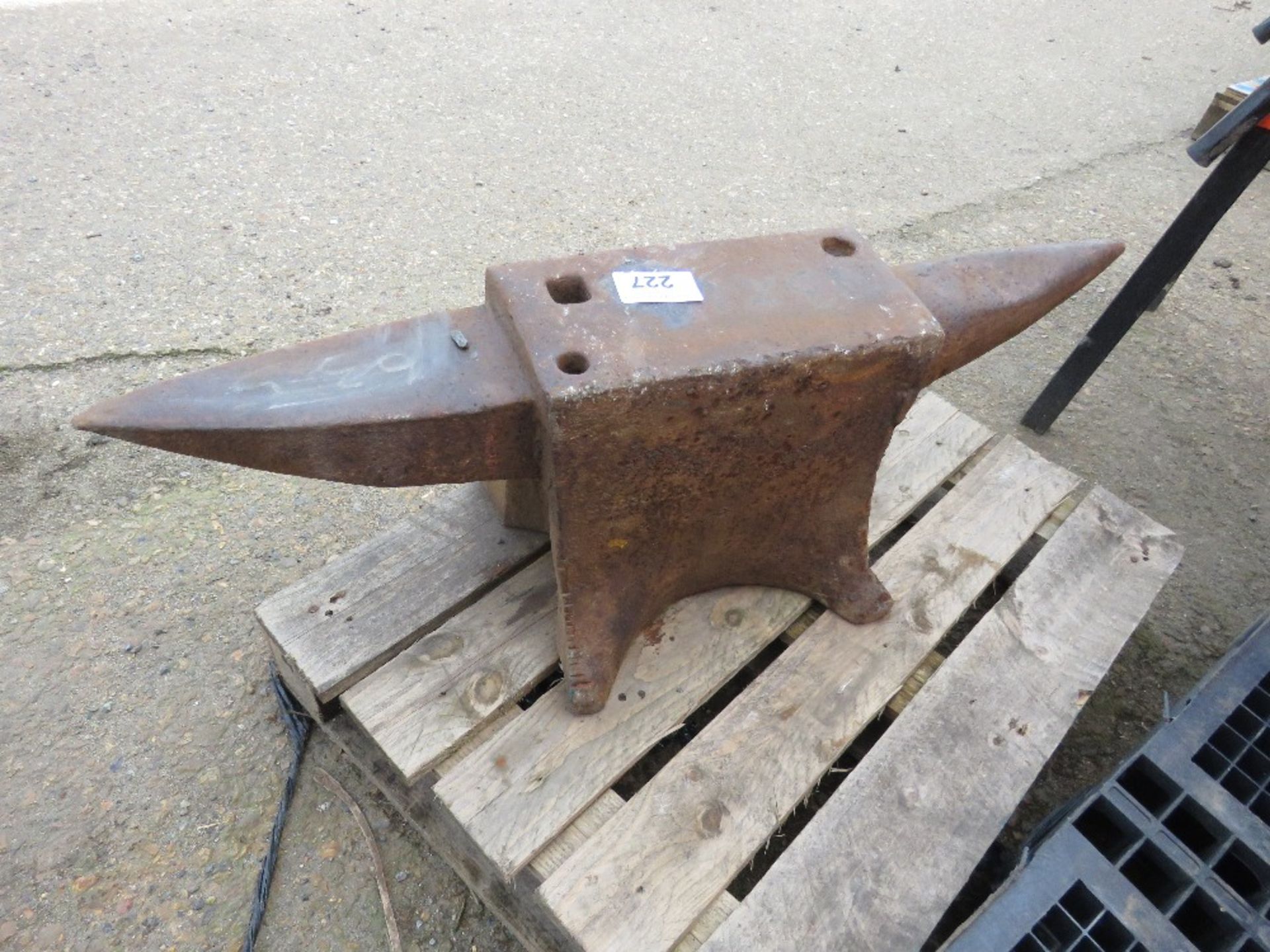 DOUBLE ENDED BLACKSMITH'S ANVIL 87CM TOTAL WIDTH APPROX. - Bild 3 aus 3