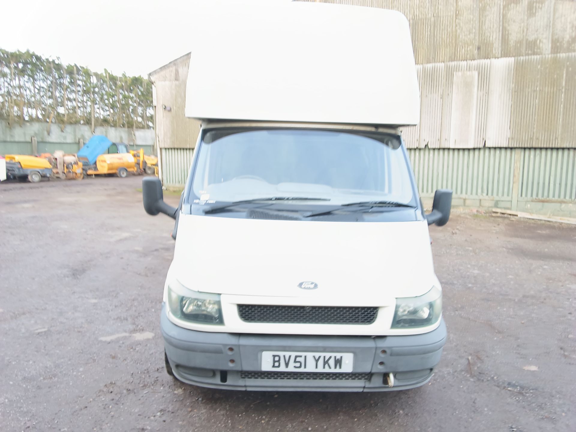 FORD TRANSIT TWIN WHEEL HORSE BOX REG: MOT UNTIL 23/11/24 WITH COPY OF V5. PREVIOUS INSURANCE - Image 2 of 9