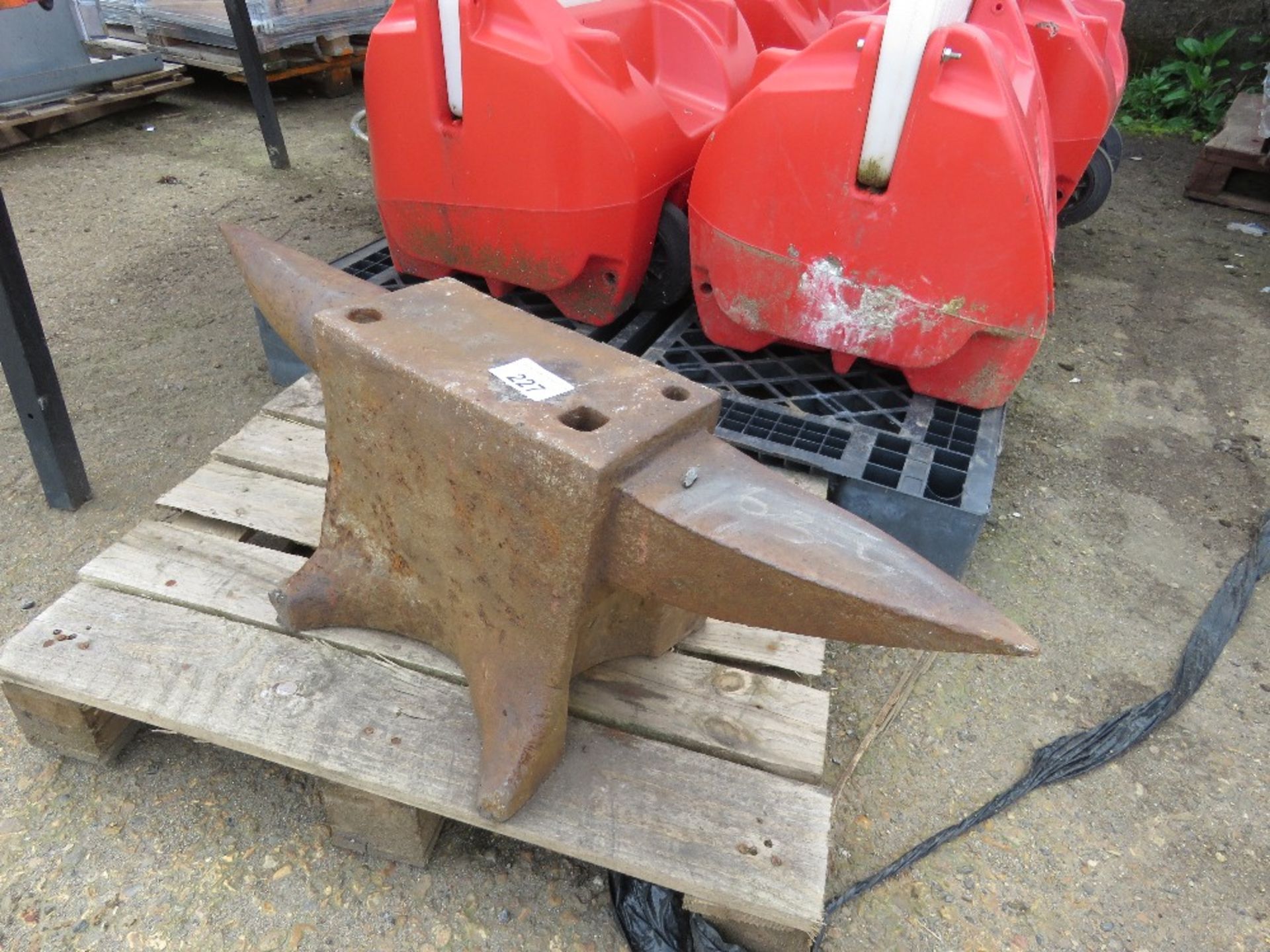 DOUBLE ENDED BLACKSMITH'S ANVIL 87CM TOTAL WIDTH APPROX. - Bild 2 aus 3