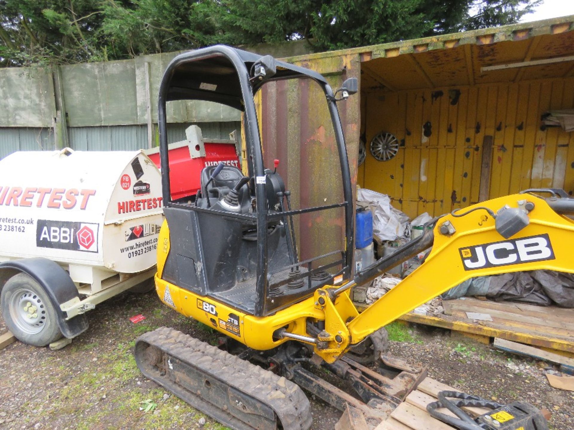 JCB 8018CTS RUBBER TRACKED MINI EXCAVATOR YEAR 2017, 1017 REC HOURS. WITH ONE BUCKET AND A POST HOLE