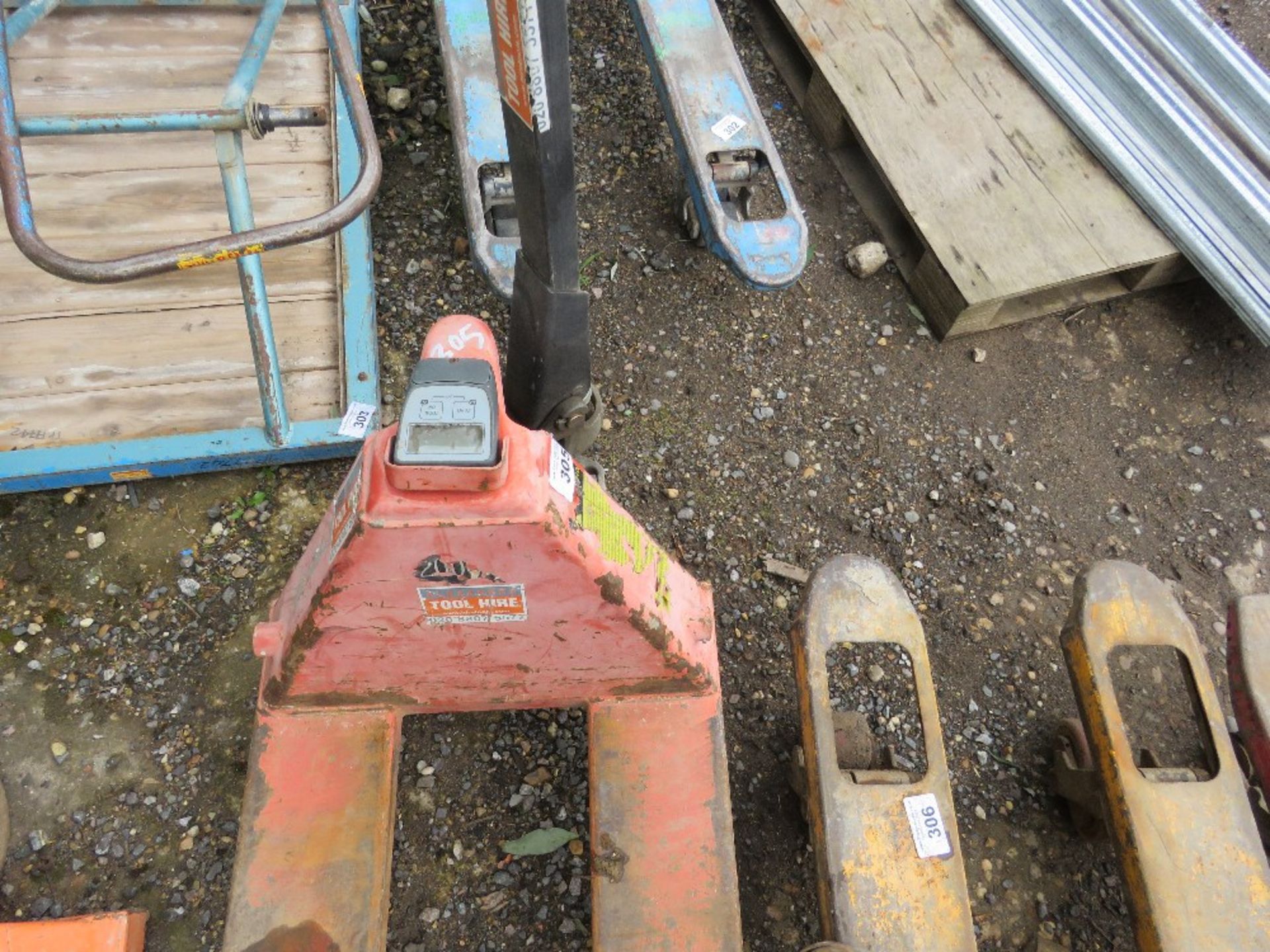 HYDRAULIC PALLET TRUCK.....THIS LOT IS SOLD UNDER THE AUCTIONEERS MARGIN SCHEME, THEREFORE NO VAT WI - Image 3 of 3