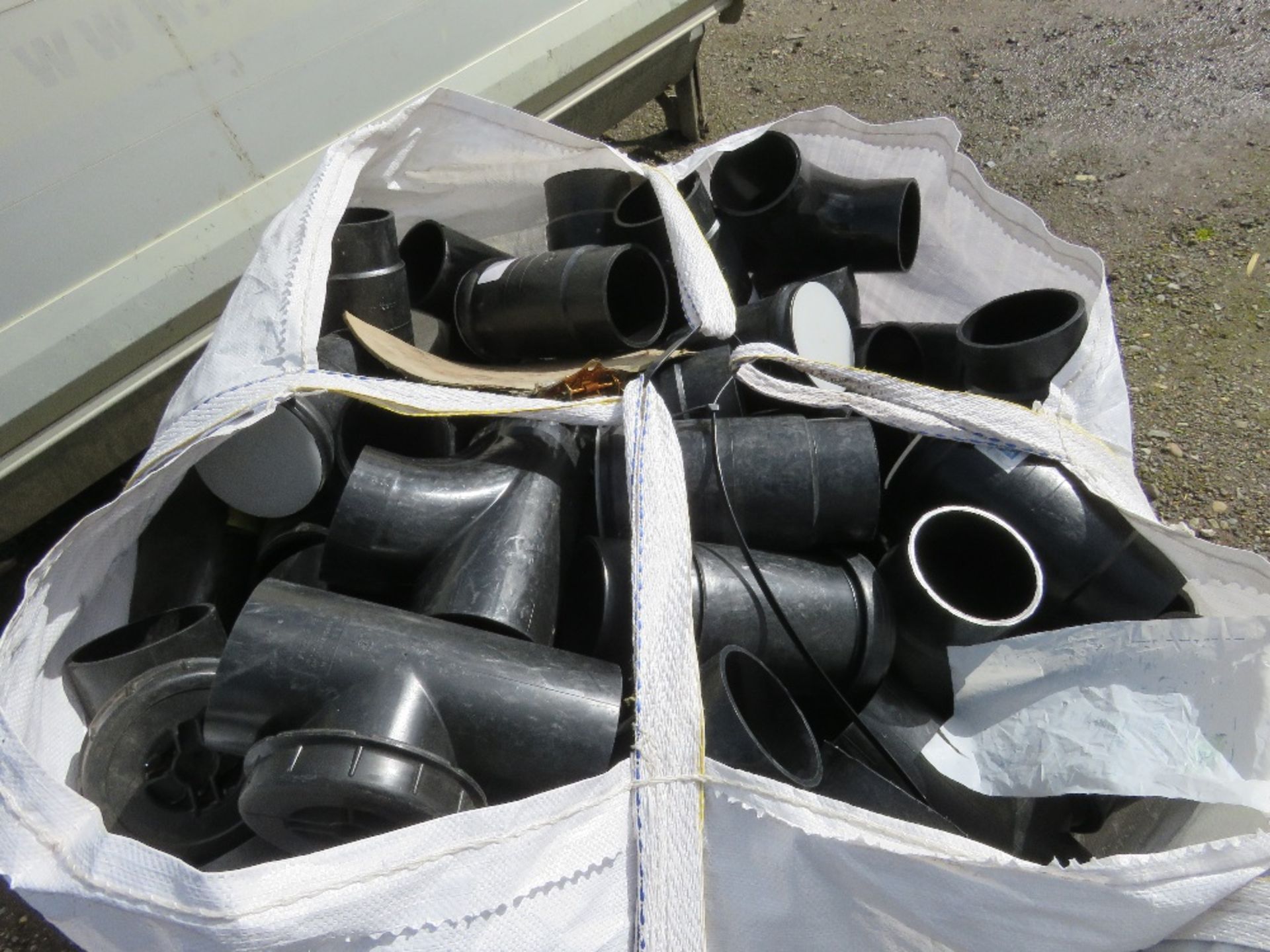 2 X BULK BAGS CONTAINING PLASTIC PIPE JOINTS AND FITTINGS. - Image 3 of 5