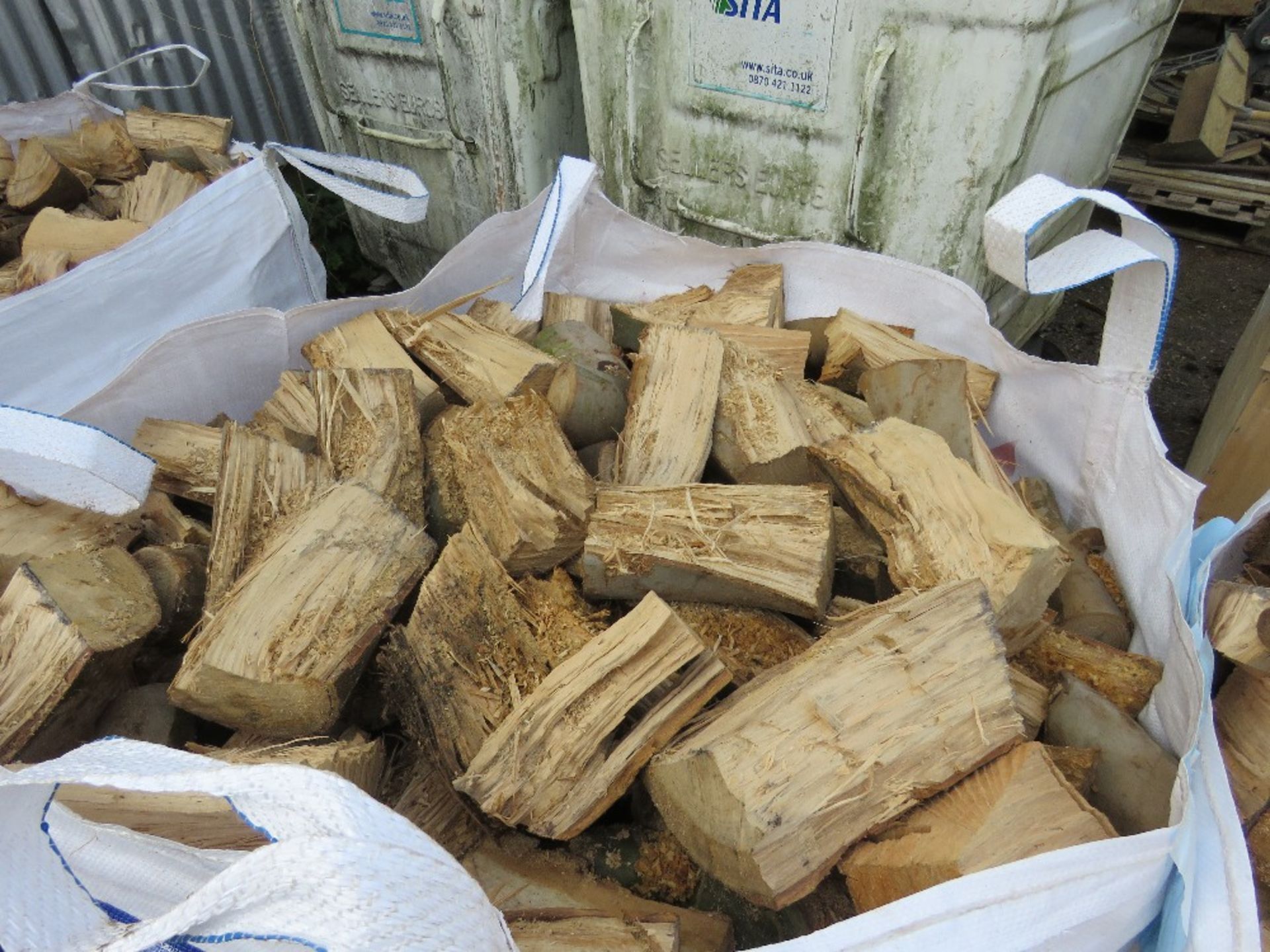 BULK BAG CONTAINING MAINLY HARDWOOD FIREWOOD LOGS.....THIS LOT IS SOLD UNDER THE AUCTIONEERS MARGIN - Image 2 of 2