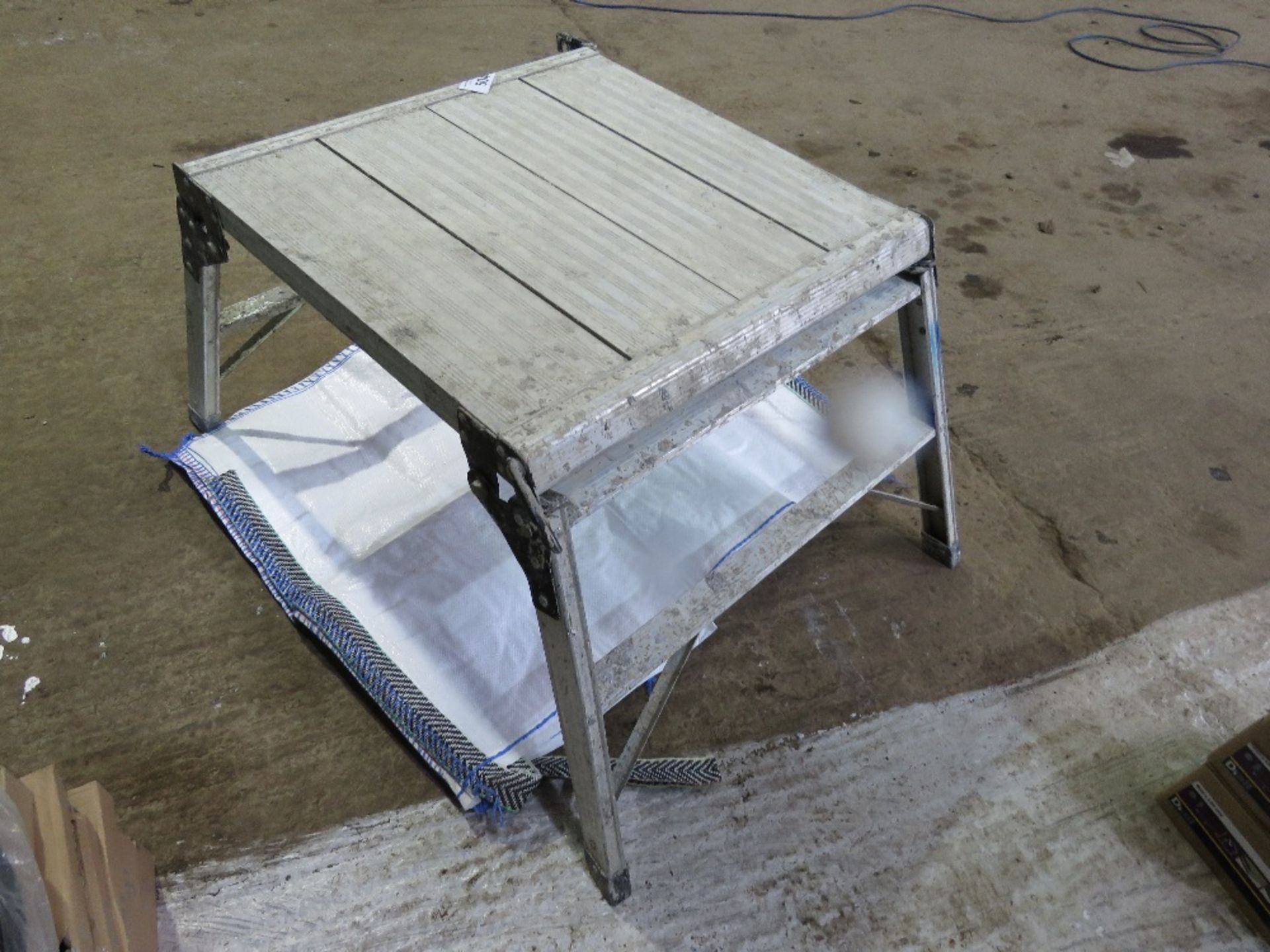 ALUMINIUM STEP UP PLATFORM. SOURCED FROM COMPANY LIQUIDATION. THIS LOT IS SOLD UNDER THE AUCTIO - Image 3 of 3