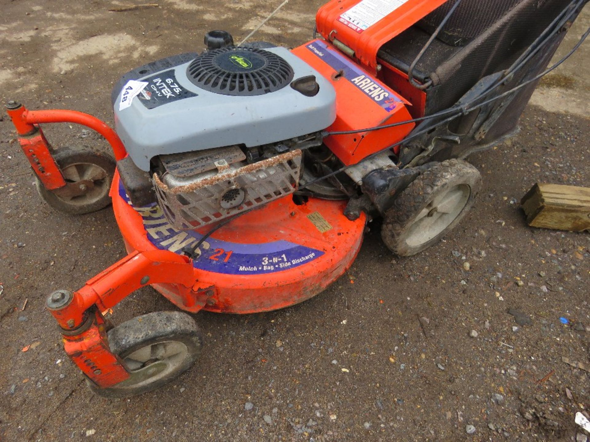 ARIENS 21 PROFESSIONAL SELF DRIVE MOWER.....THIS LOT IS SOLD UNDER THE AUCTIONEERS MARGIN SCHEME, TH - Image 3 of 4