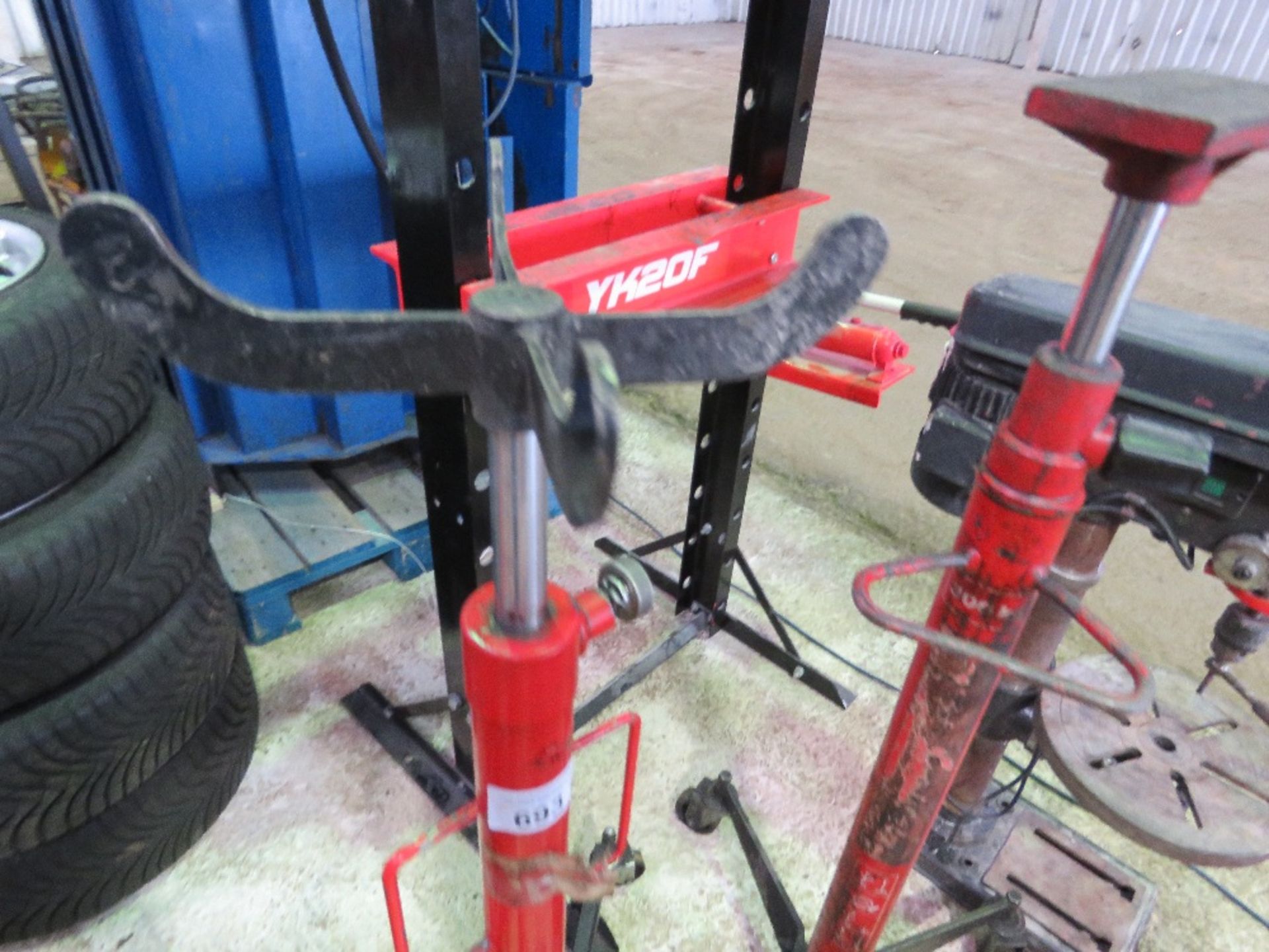 2 X HYDRAULIC FOOT OPERATED TRANSMISSION JACKS. SOURCED FROM GARAGE COMPANY LIQUIDATION. - Image 3 of 4