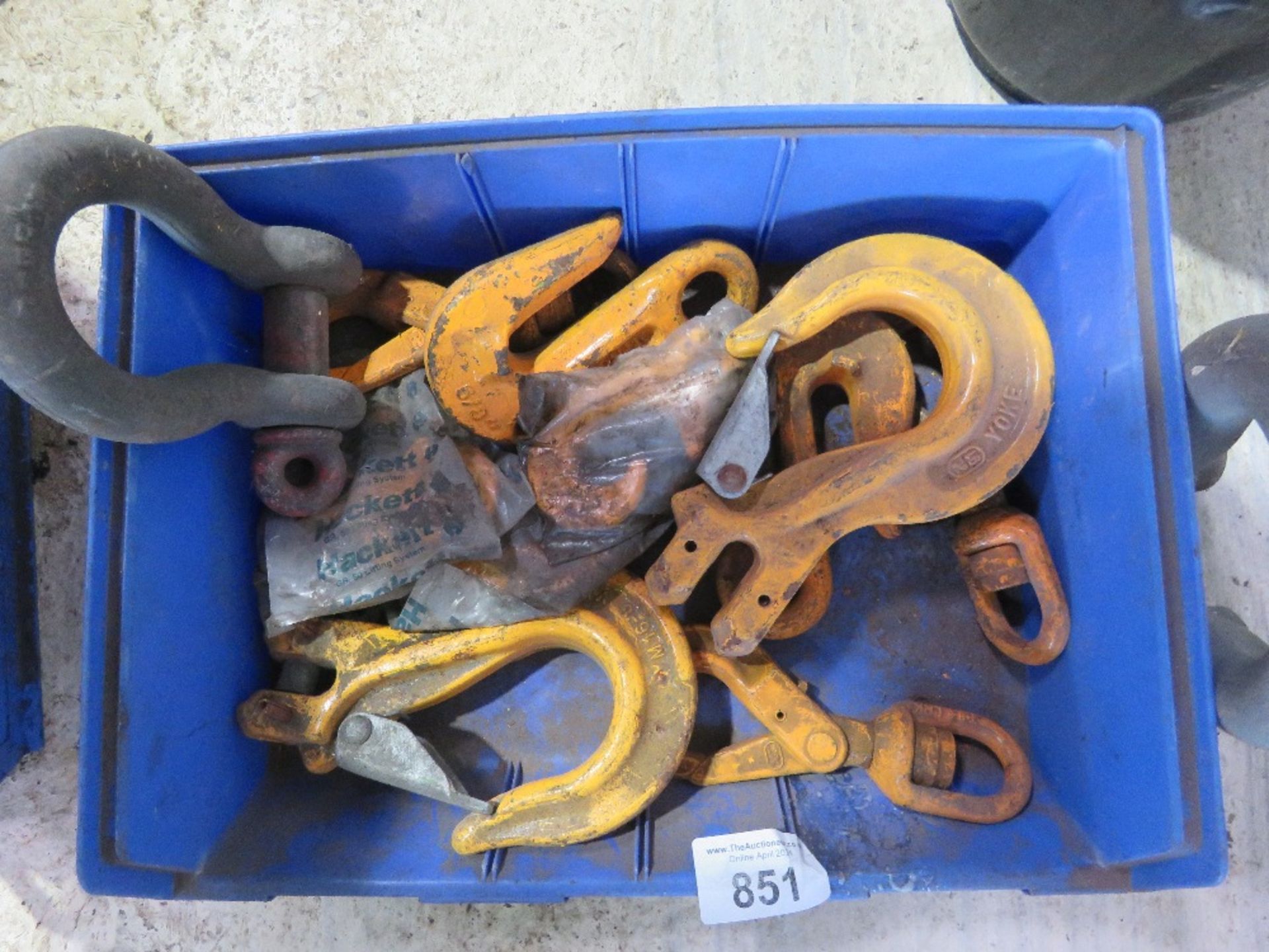 TRAY CONTAINING LARGE SHACKLES AND LIFTING HOOKS. - Image 2 of 3