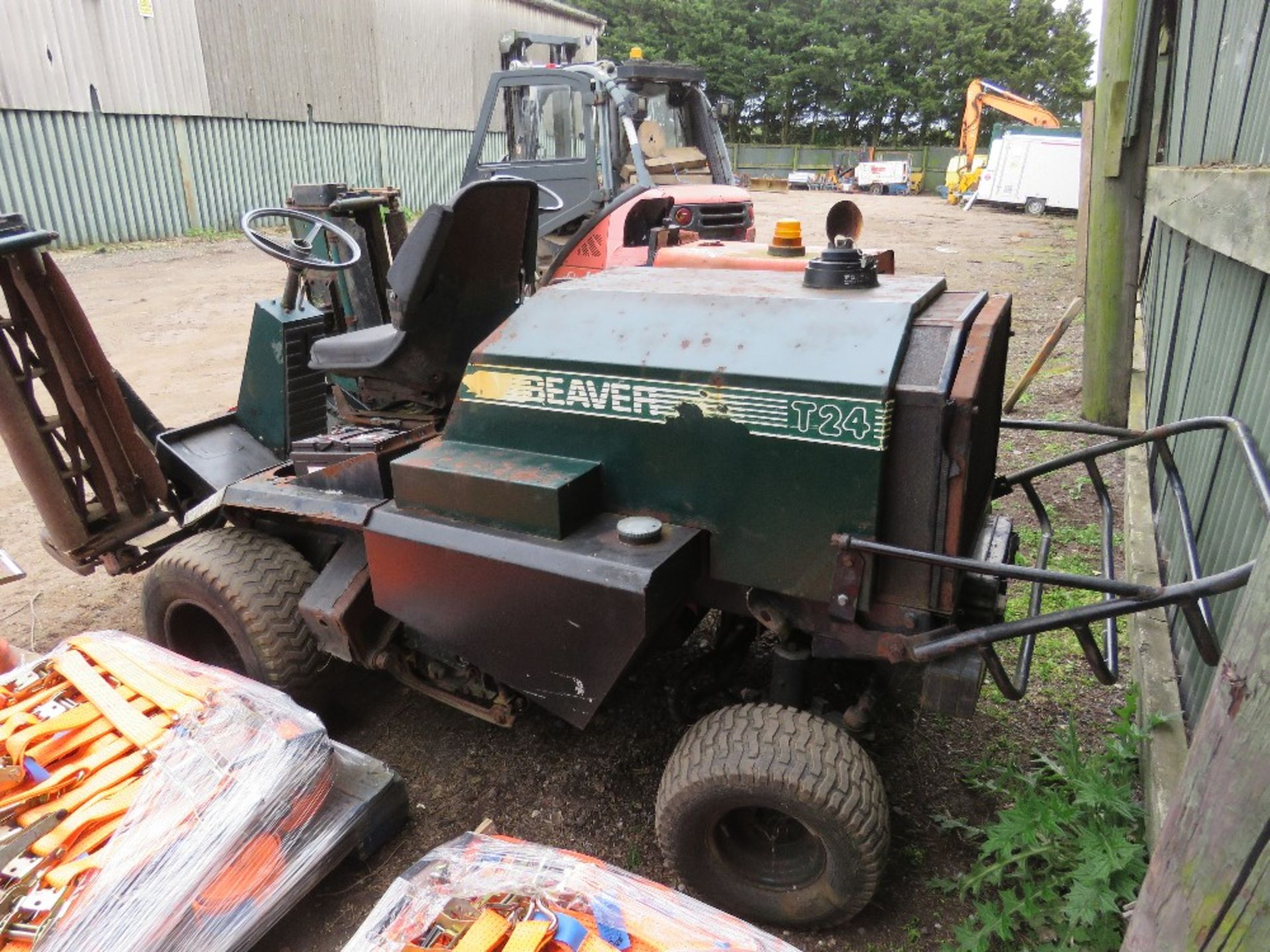 BEAVER T24 4WD RIDE ON TRIPLE MOWER. WHEN TESTED WAS SEEN TO RUN, DRIVE AND MOWERS ENGAED (ONE CUTTE - Image 9 of 9