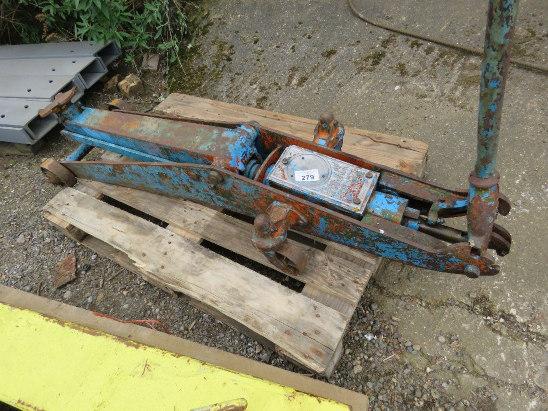 LARGE SIZED EPCO TROLLEY JACK.....THIS LOT IS SOLD UNDER THE AUCTIONEERS MARGIN SCHEME, THEREFORE NO - Image 3 of 4
