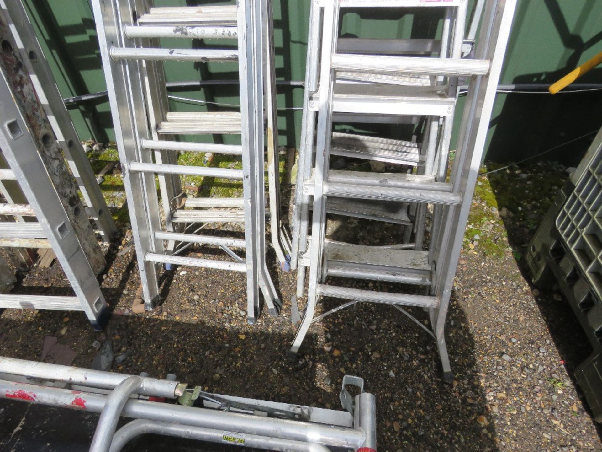 6NO ASSORTED ALUMINIUM STEP LADDERS AND LADDERS AS SHOWN. - Bild 3 aus 4