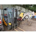 JUNGHEINRICH GAS POWERED FORKLIFT TRUCK WITH CONTAINER SPEC FREE LIFT MAST.