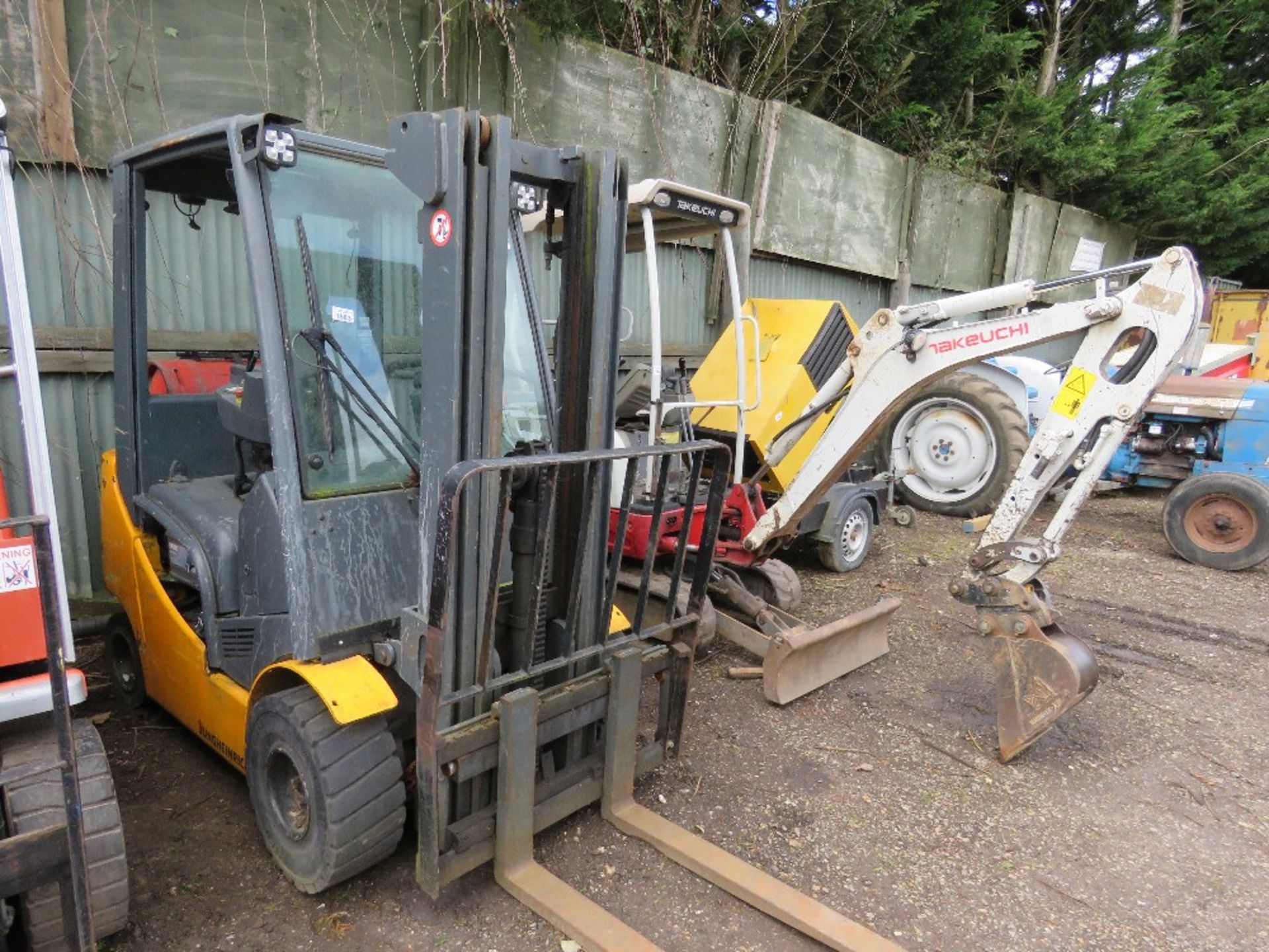 JUNGHEINRICH GAS POWERED FORKLIFT TRUCK WITH CONTAINER SPEC FREE LIFT MAST.