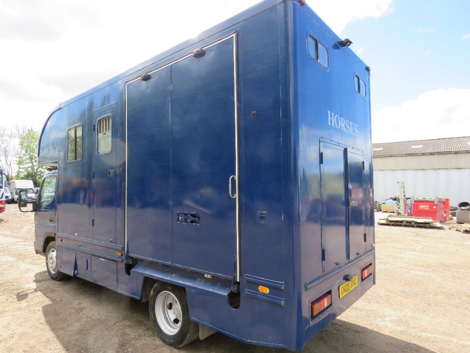 MITSUBISHI CANTER HORSE BOX LORRY REG:GK09 OXG. V5 AND PLATING CERTIFICATE IN OFFICE. MOT EXPIRED. - Bild 6 aus 24