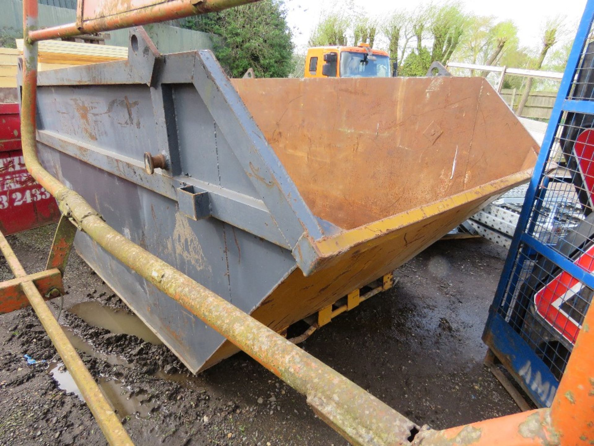 8 YARD SIZE CHAIN LIFT SKIP. CRANE LIFTING EYES AND HEAVY DUTY SPECIFICATION, APPEARS LITTLE USED. S - Image 4 of 4