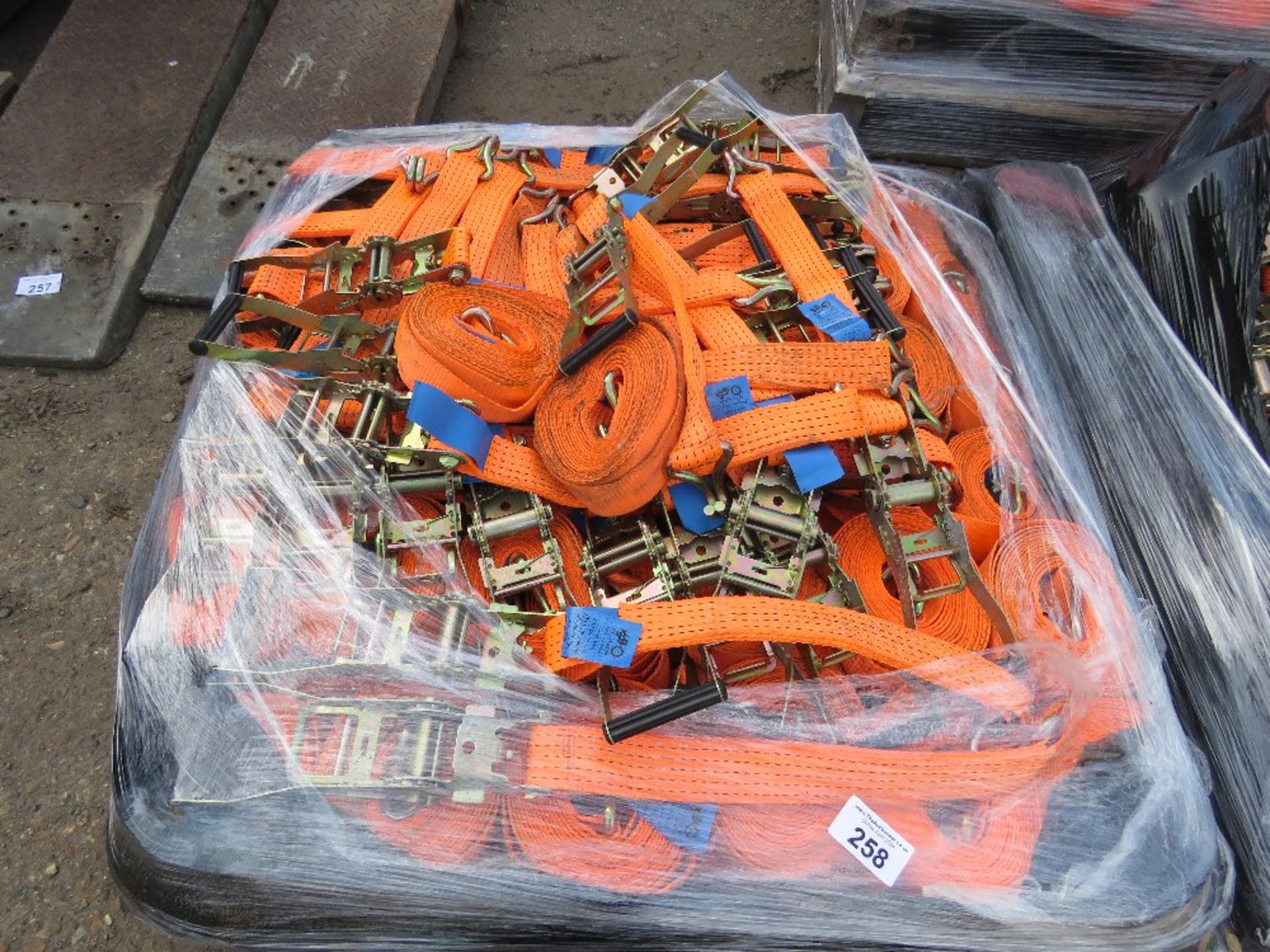 PALLET CONTAINING 50NO LITTLE USED HEAVY DUTY RATCHET STRAPS, 5 TONNE RATED 6.5M LENGTH.....THIS LOT