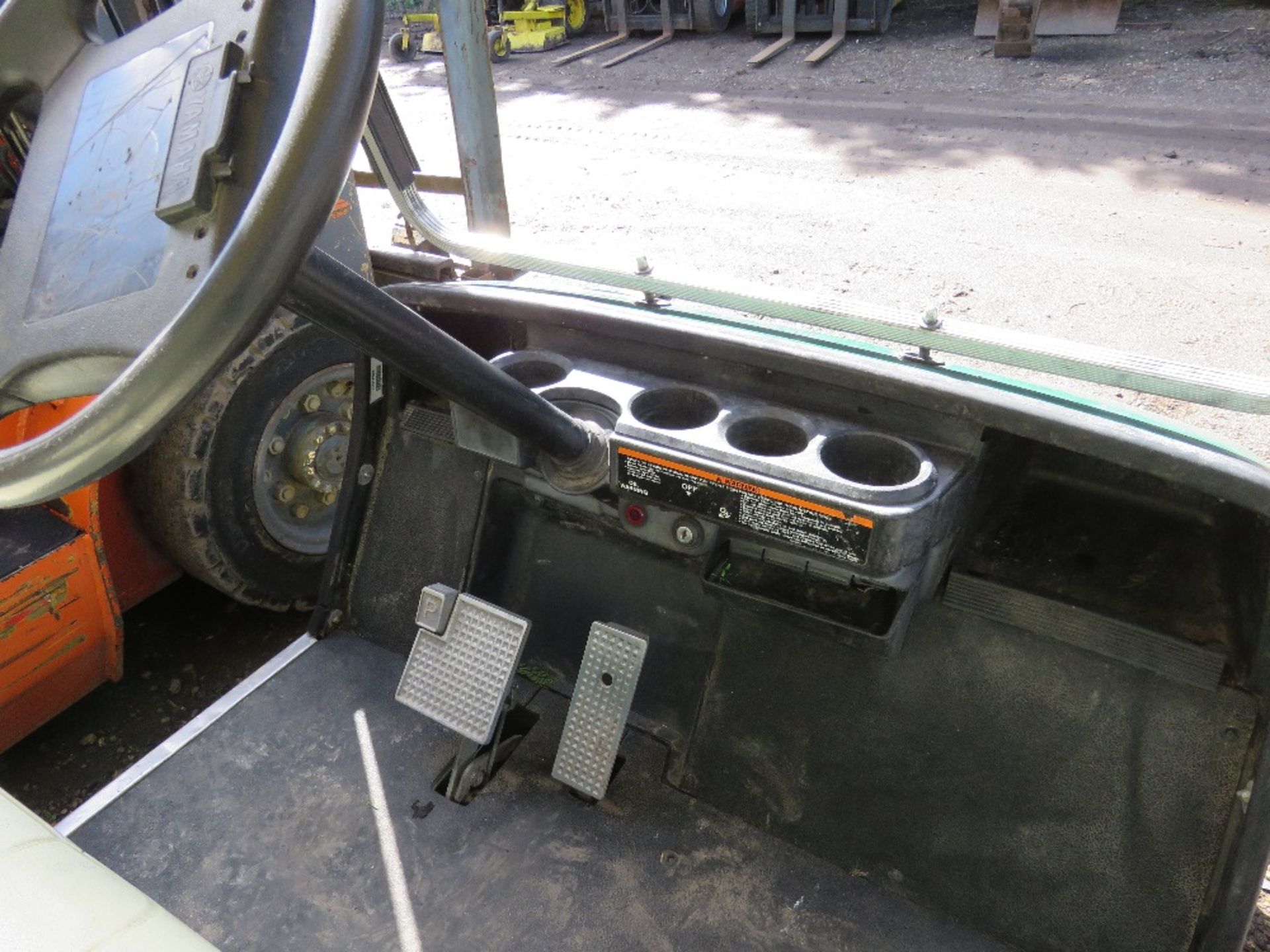 YAMAHA PETROL ENGINED GOLF BUGGY. WHEN TESTED WAS SEEN TO RUN AND DRIVE...SEE VIDEO. - Image 5 of 8