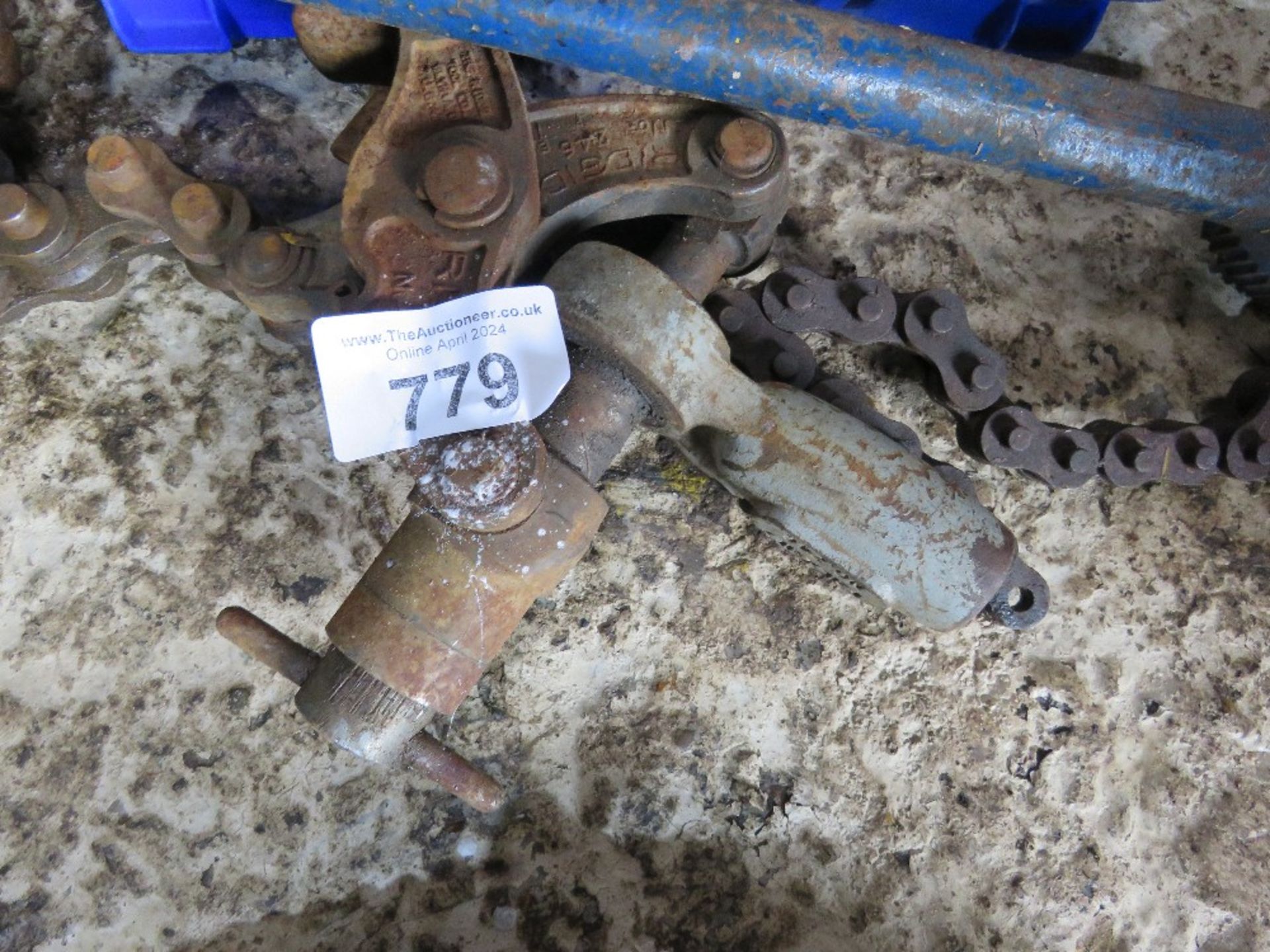 PIPE CHAIN SPANNER PLUS A CLAY PIPE CUTTING HEAD. - Image 2 of 3