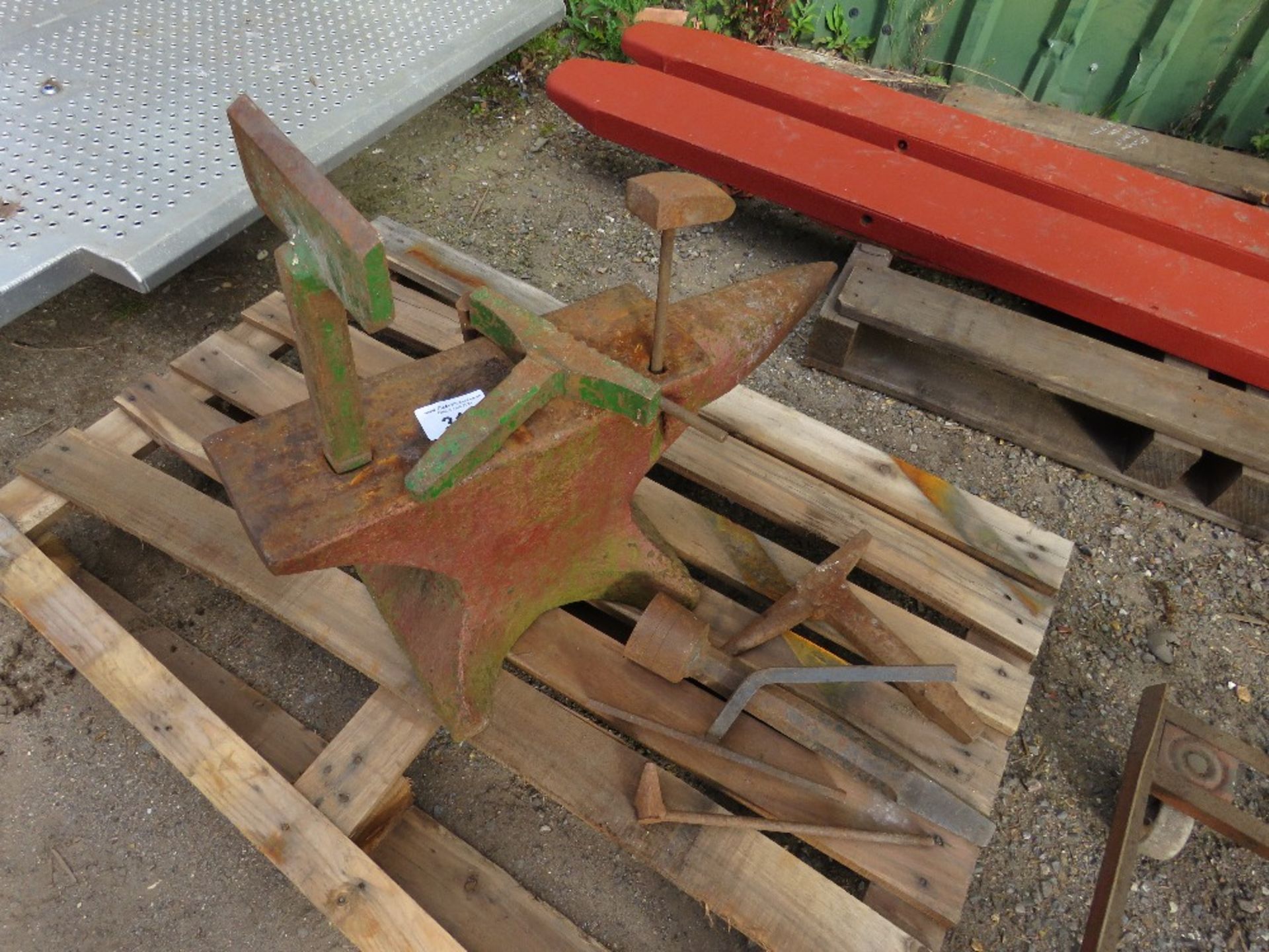 BLACKSMITH'S ANVIL, 70CM OVERALL LENGTH APPROX PLUS A RANGE OF TOOLING AS SHOWN.....THIS LOT IS SOLD - Bild 4 aus 6